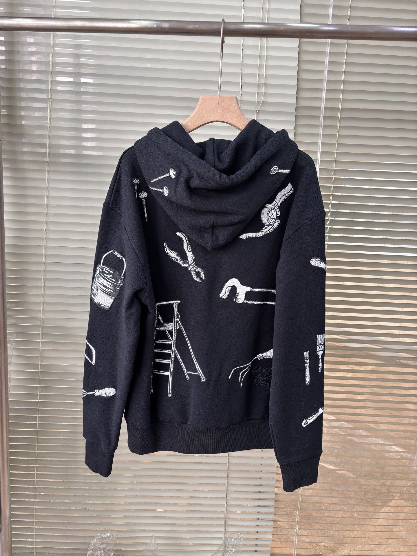 Louis Vuitton LV Black Tool Embroidered Men's Hoodie Size US S / EU 44-46 / 1 - 5 Thumbnail