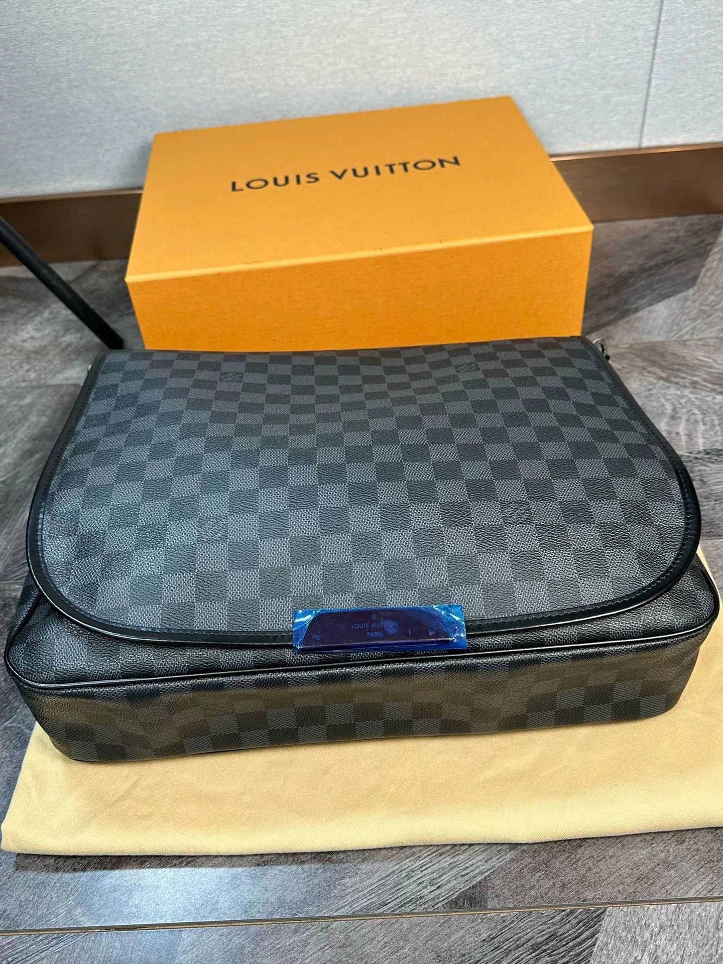 Louis Vuitton LV Black Damier Check Messenger Bag Size ONE SIZE - 5 Thumbnail