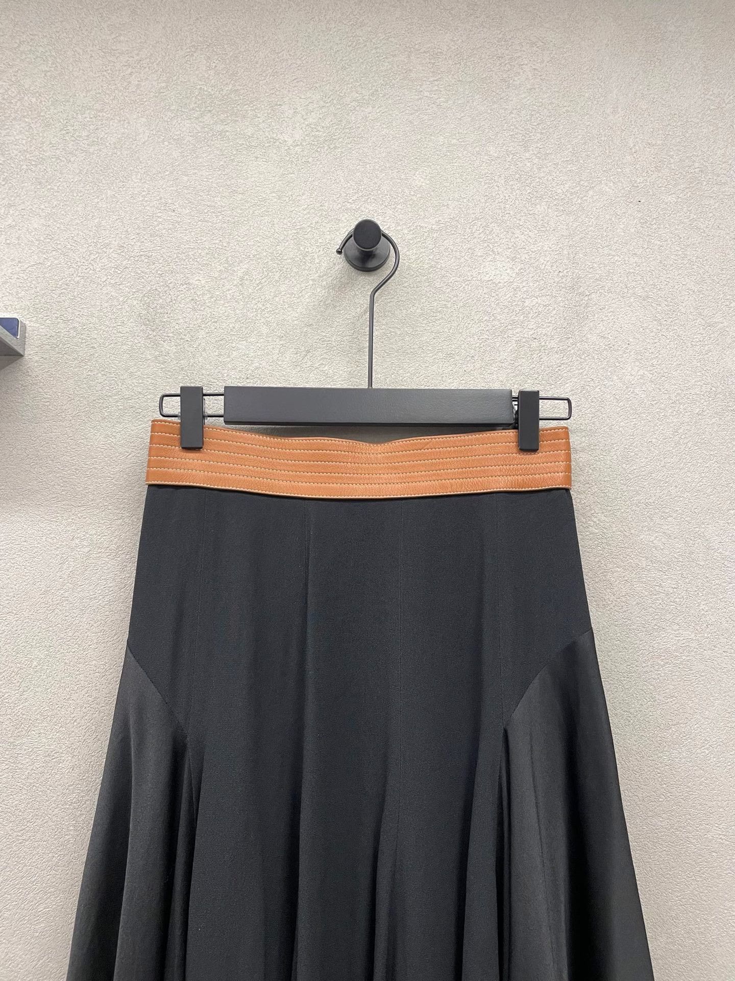 Loewe LOEWE Reverse Satin Mid-Waist Pleated Skirt Size 36" / US 14 / IT 50 - 4 Thumbnail