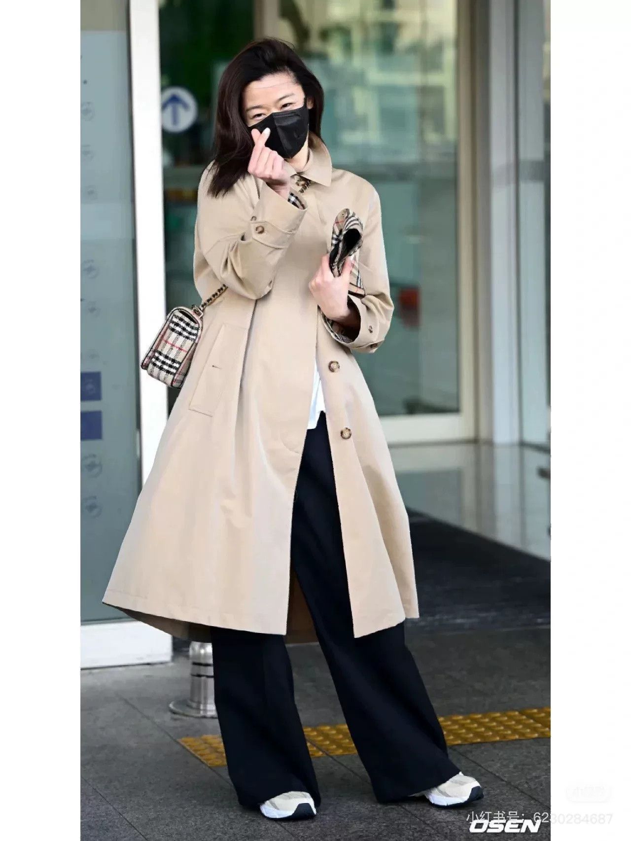 Burberry Burberry Beige Classic Mid-Length Coat Size US M / EU 48-50 / 2 - 8 Thumbnail