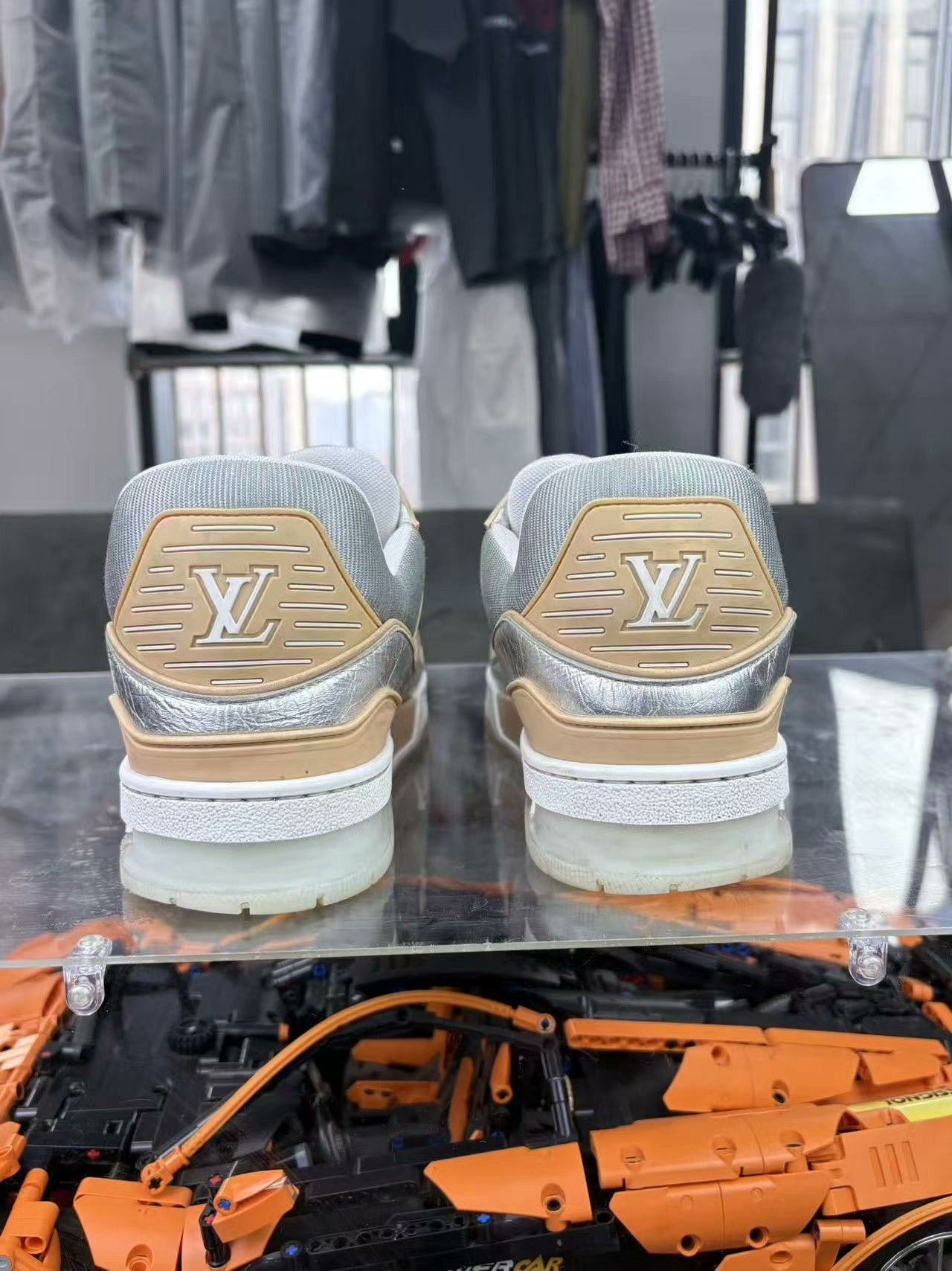 Louis Vuitton Louis Vuitton Training Silver Lowtop Sneakers 42 Men Size US 9 / EU 42 - 3 Thumbnail