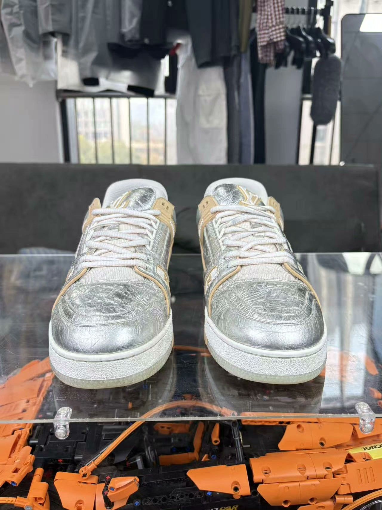 Louis Vuitton Louis Vuitton Training Silver Lowtop Sneakers 42 Men Size US 9 / EU 42 - 2 Thumbnail