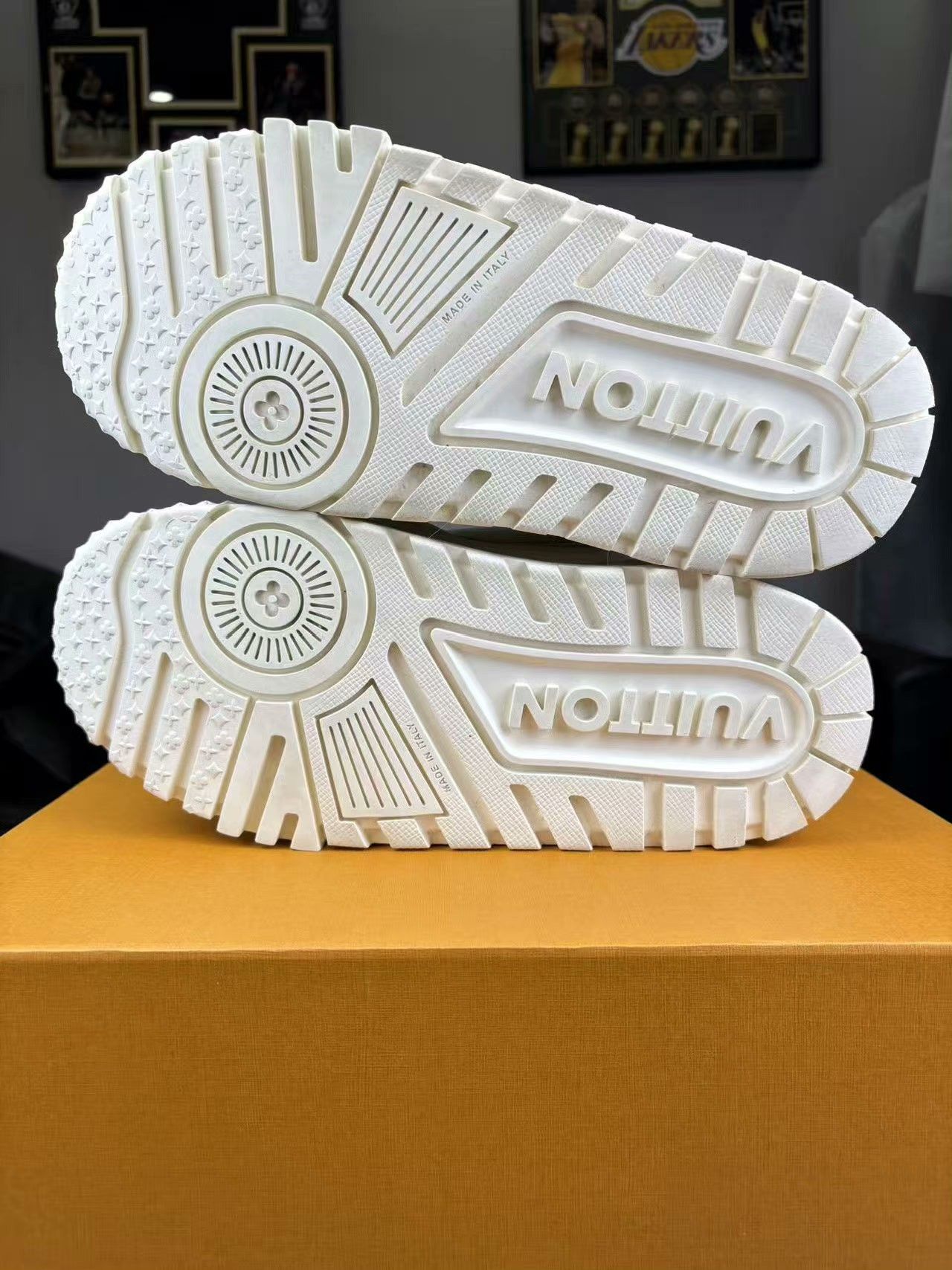Louis Vuitton Louis Vuitton Training White Lowtop Sneakers 40 Men Size US 7.5 / EU 40-41 - 4 Thumbnail