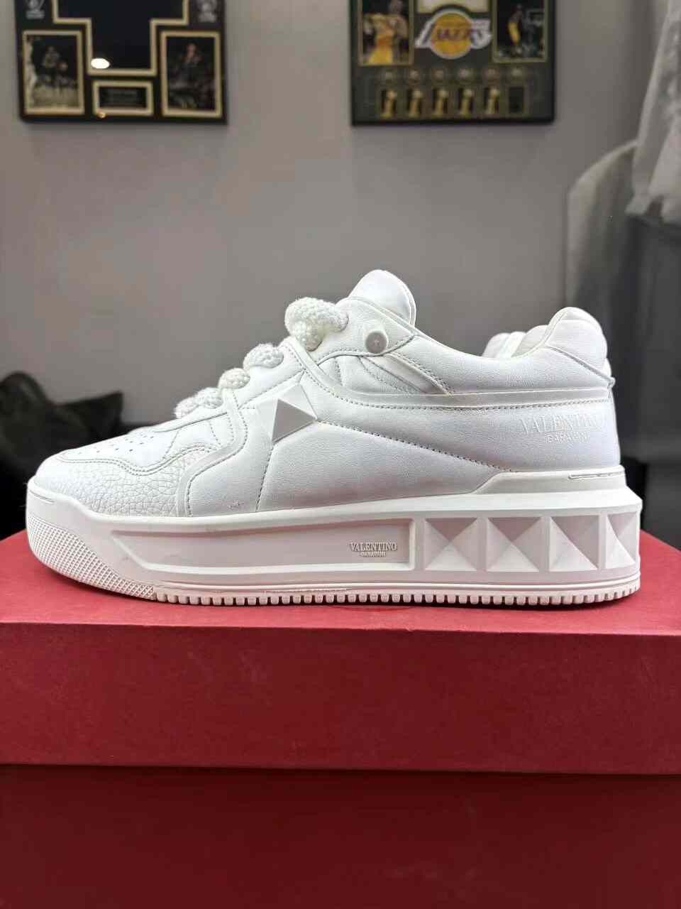 Valentino Valentino White Lowtop Sneakers 41 Women Size US 10 / IT 40 - 7 Thumbnail