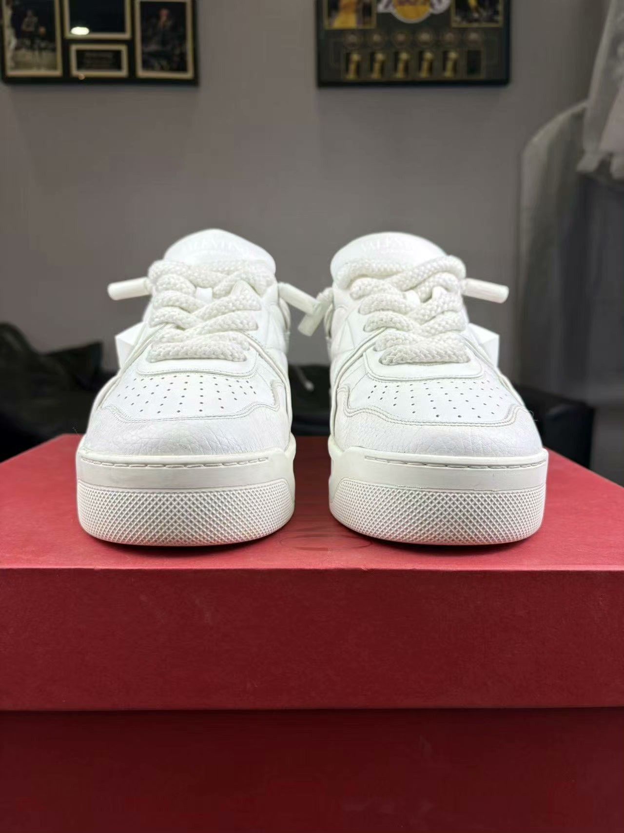 Valentino Valentino White Lowtop Sneakers 41 Women Size US 10 / IT 40 - 2 Thumbnail