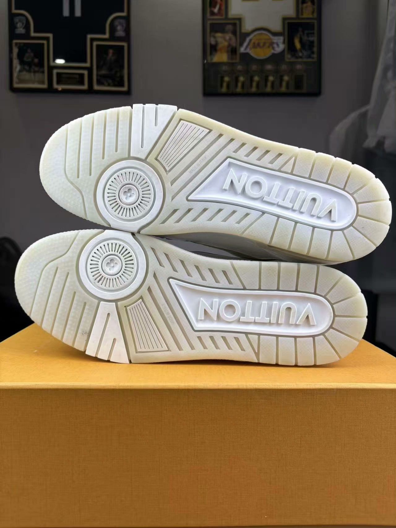 Louis Vuitton Louis Vuitton Training White Lowtop Sneakers 42 Men Size US 9 / EU 42 - 4 Thumbnail