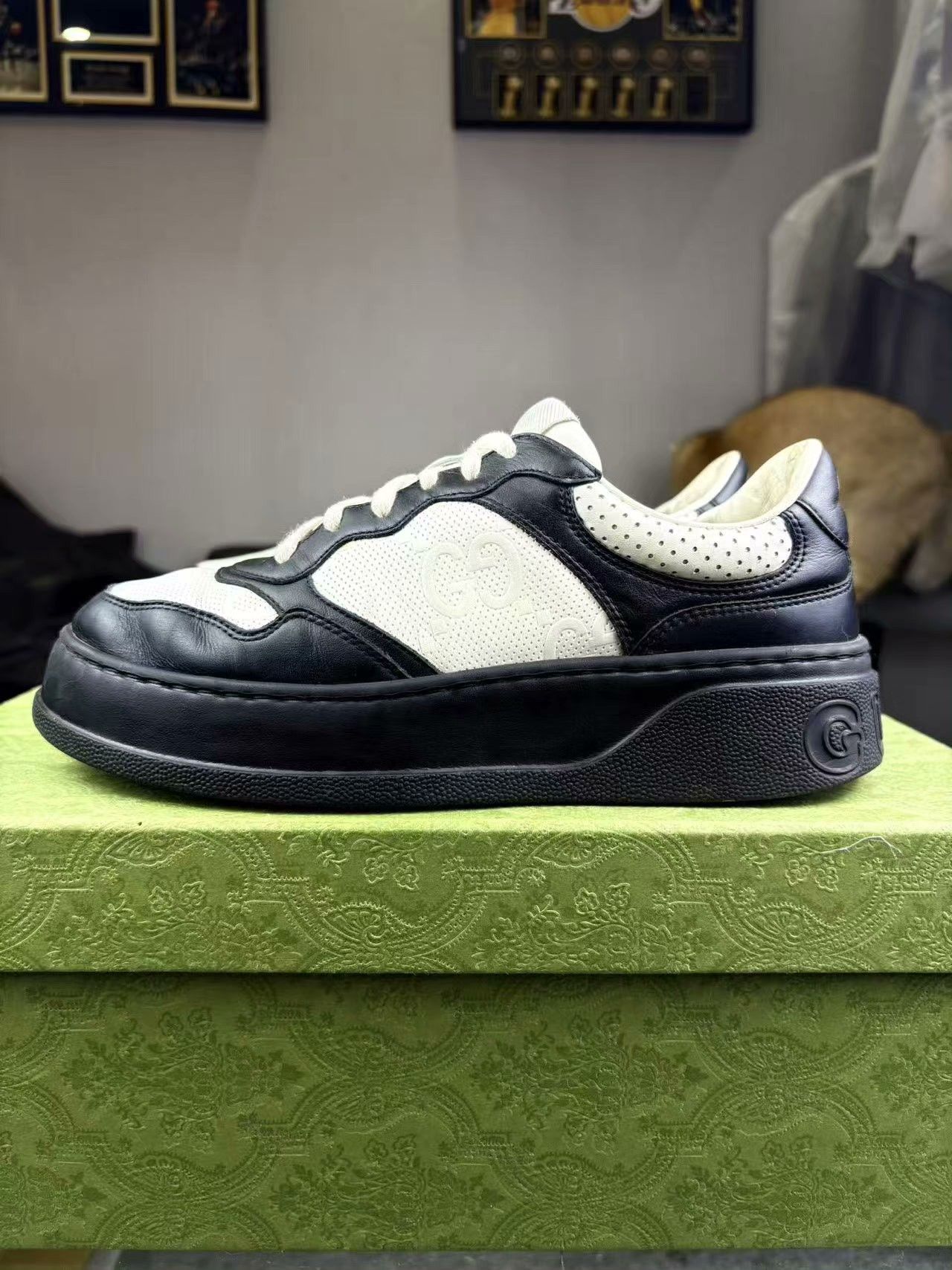 Gucci Gucci Black Lowtop Sneakers 39 Women Size US 8.5 / IT 38.5 - 7 Thumbnail