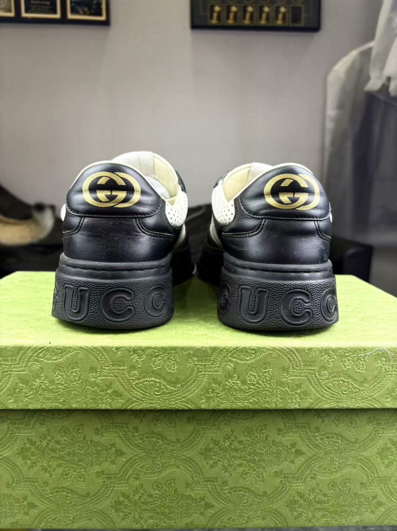 Gucci Gucci Black Lowtop Sneakers 39 Women Size US 8.5 / IT 38.5 - 3 Thumbnail