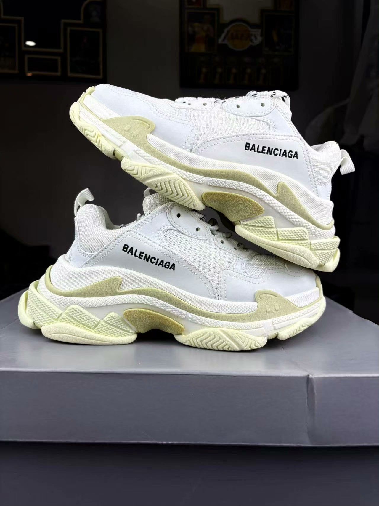 Balenciaga Balenciaga Distressed White Lowtop Sneakers 39 Women Size US 8.5 / IT 38.5 - 6 Thumbnail