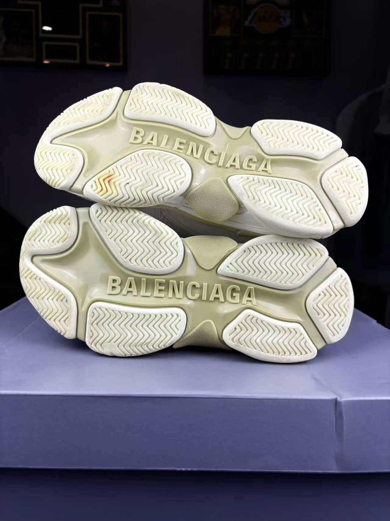 Balenciaga Balenciaga Distressed White Lowtop Sneakers 39 Women Size US 8.5 / IT 38.5 - 4 Thumbnail
