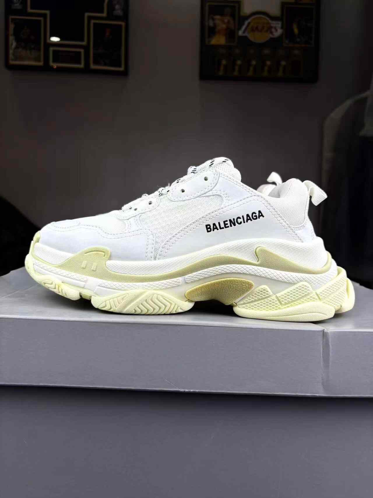 Balenciaga Balenciaga Distressed White Lowtop Sneakers 39 Women Size US 8.5 / IT 38.5 - 7 Thumbnail
