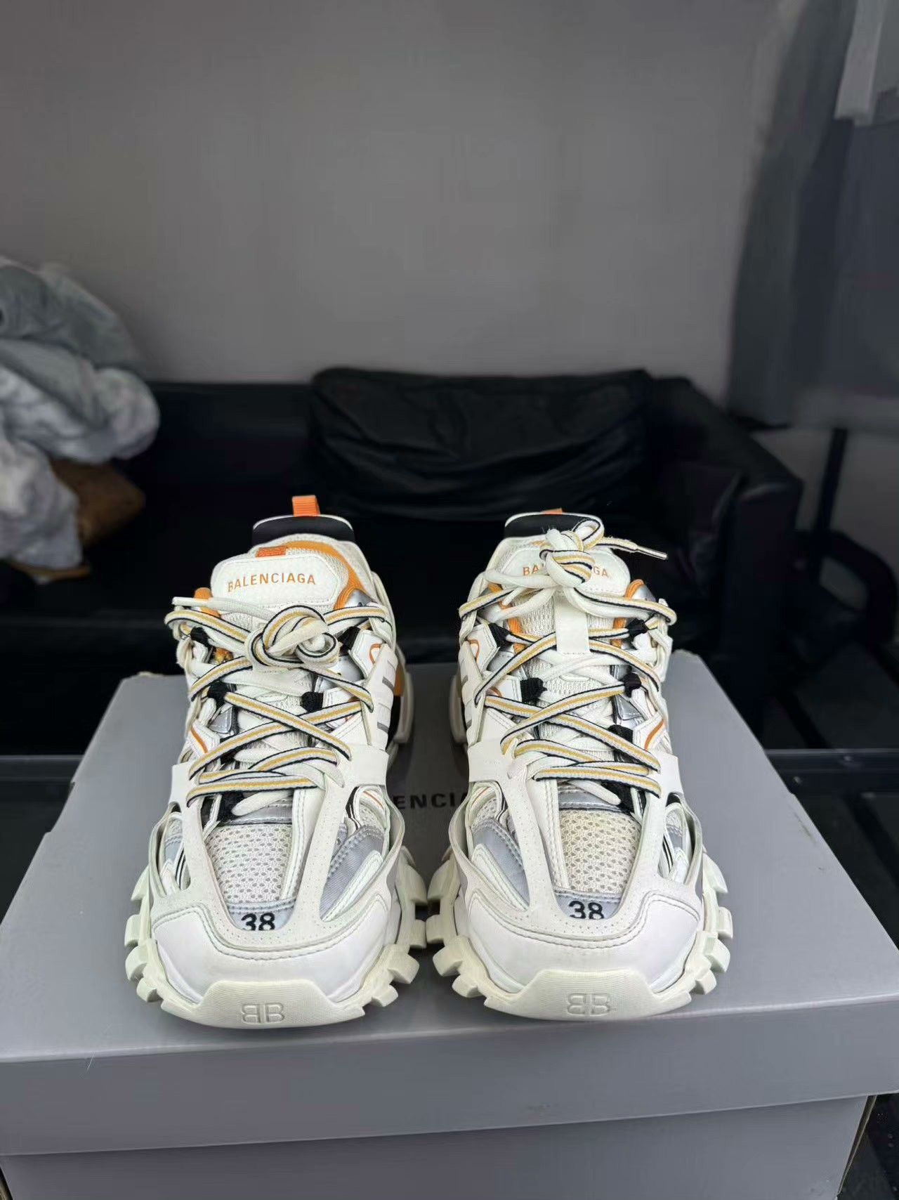 Balenciaga Balenciaga White Lowtop Sneakers 38 Women Size US 7.5 / IT 37.5 - 2 Thumbnail