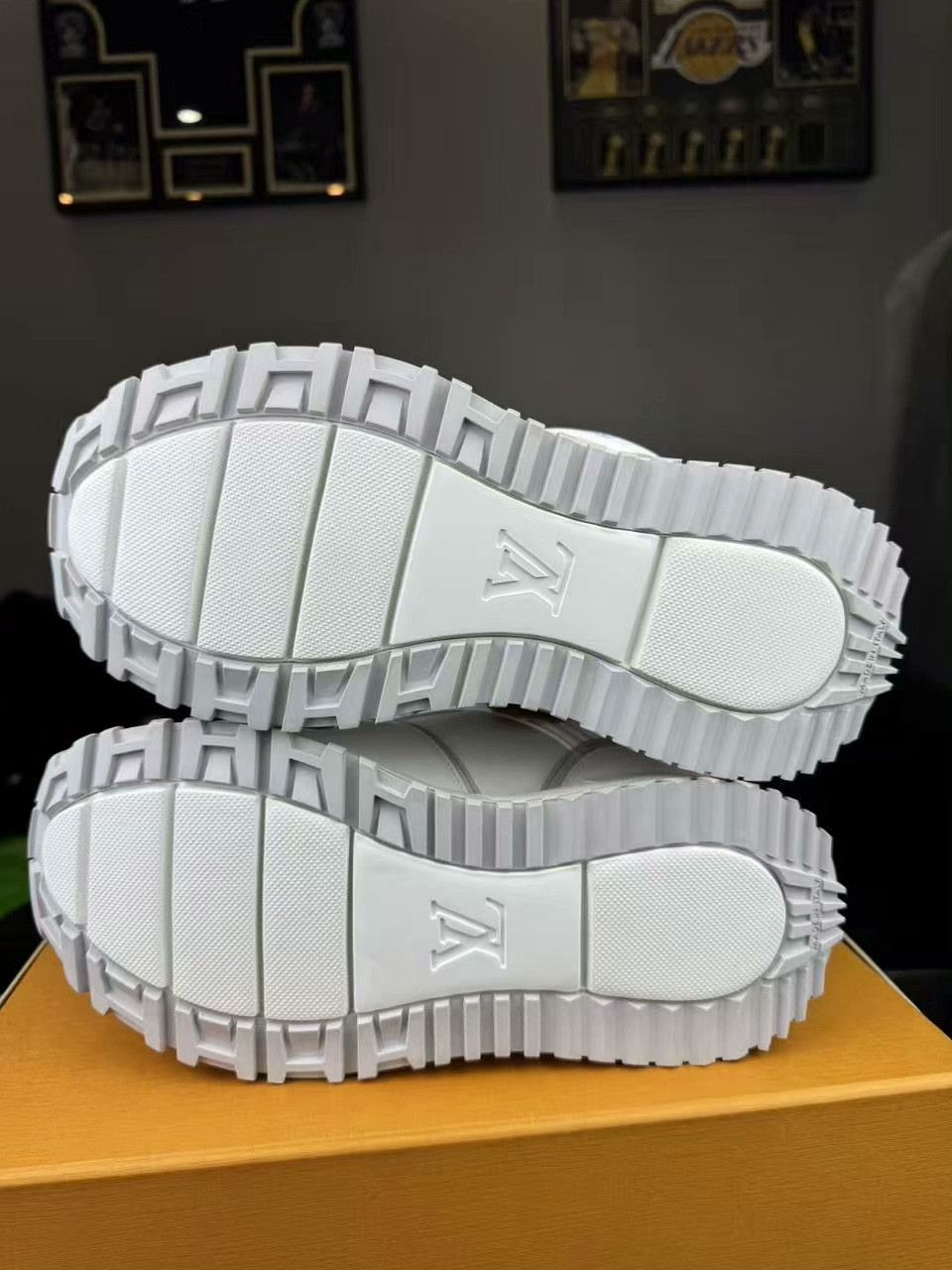Louis Vuitton Louis Vuitton White Lowtop Sneakers 25 Men Size US 10 / EU 43 - 5 Thumbnail