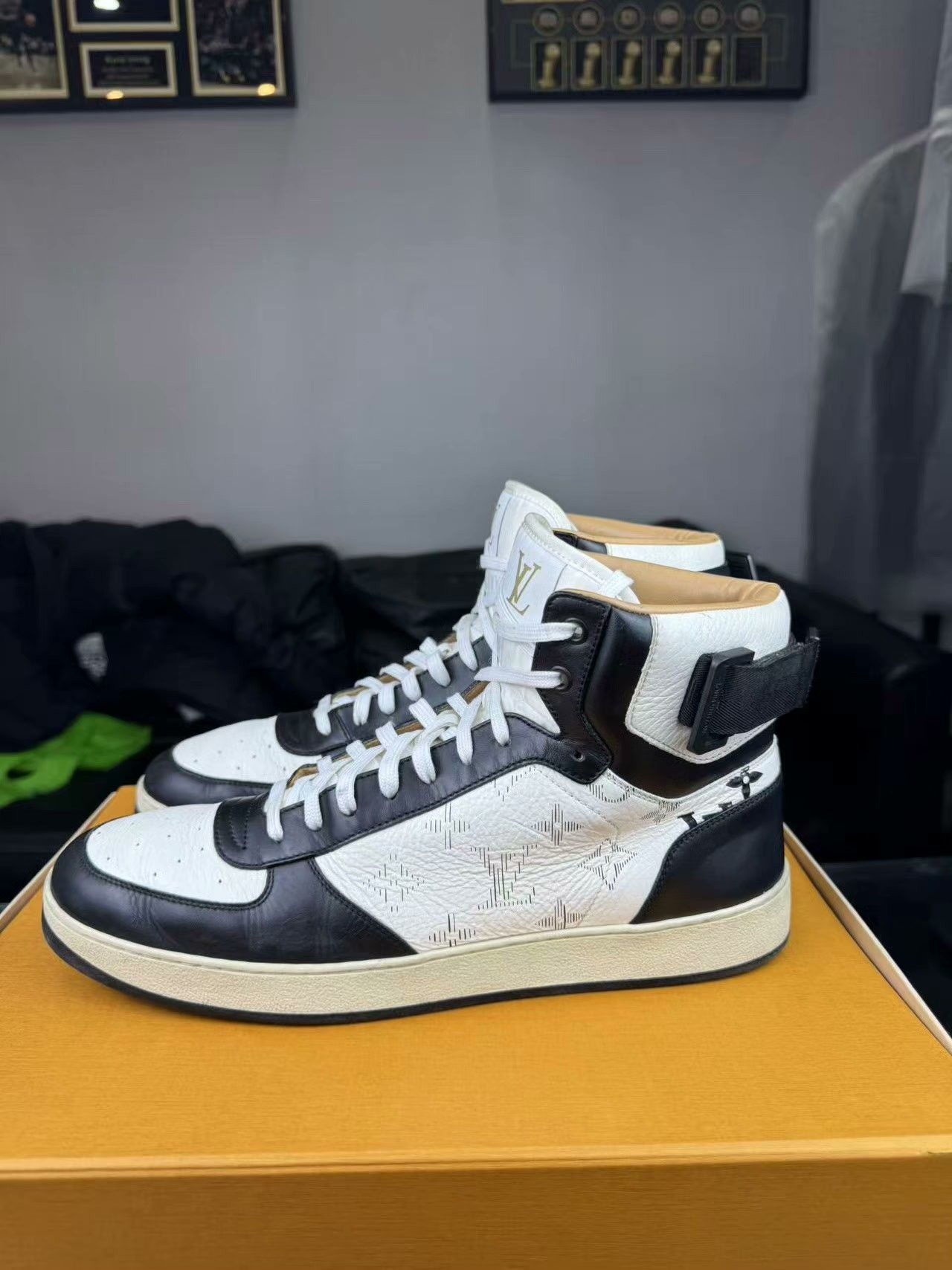 Louis Vuitton Louis Vuitton Printed Black Hitop Sneakers 43 Men Size US 10 / EU 43 - 3 Thumbnail