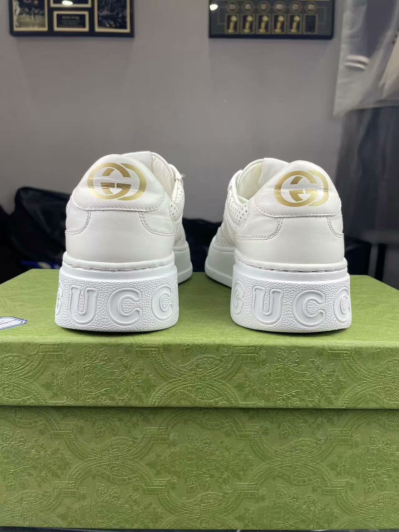 Gucci Gucci White Lowtop Sneakers 37 Women Size US 6.5 / IT 36.5 - 3 Thumbnail