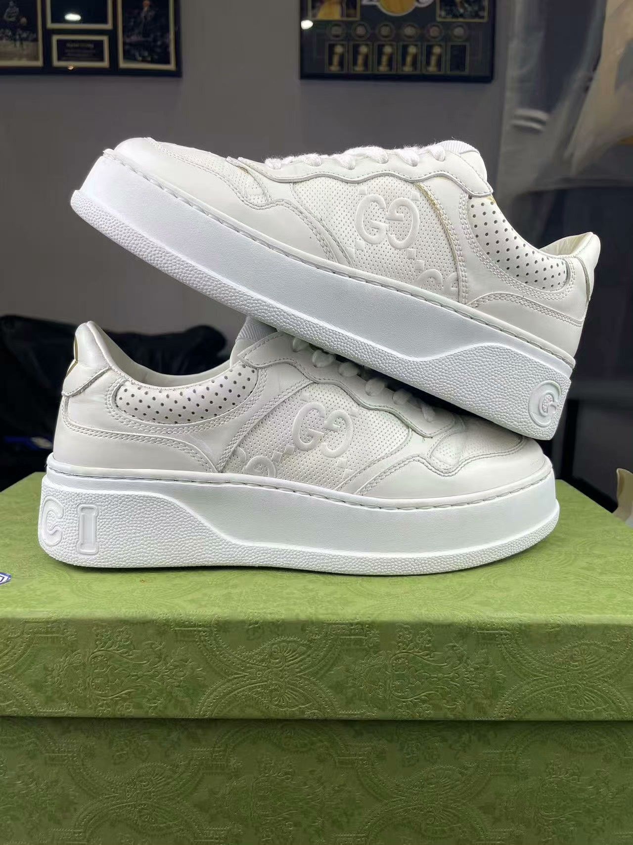 Gucci Gucci White Lowtop Sneakers 37 Women Size US 6.5 / IT 36.5 - 6 Thumbnail