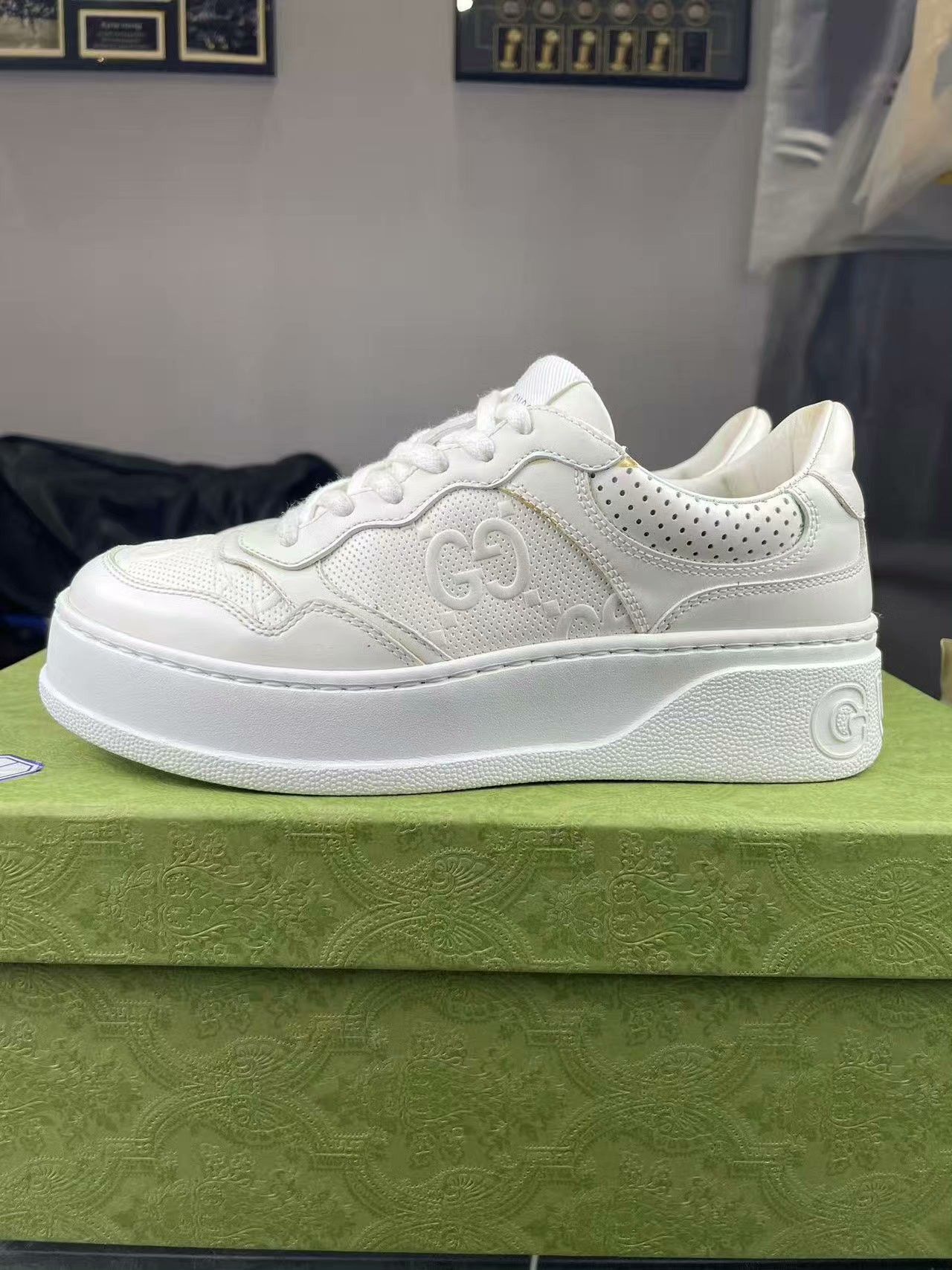 Gucci Gucci White Lowtop Sneakers 37 Women Size US 6.5 / IT 36.5 - 7 Thumbnail