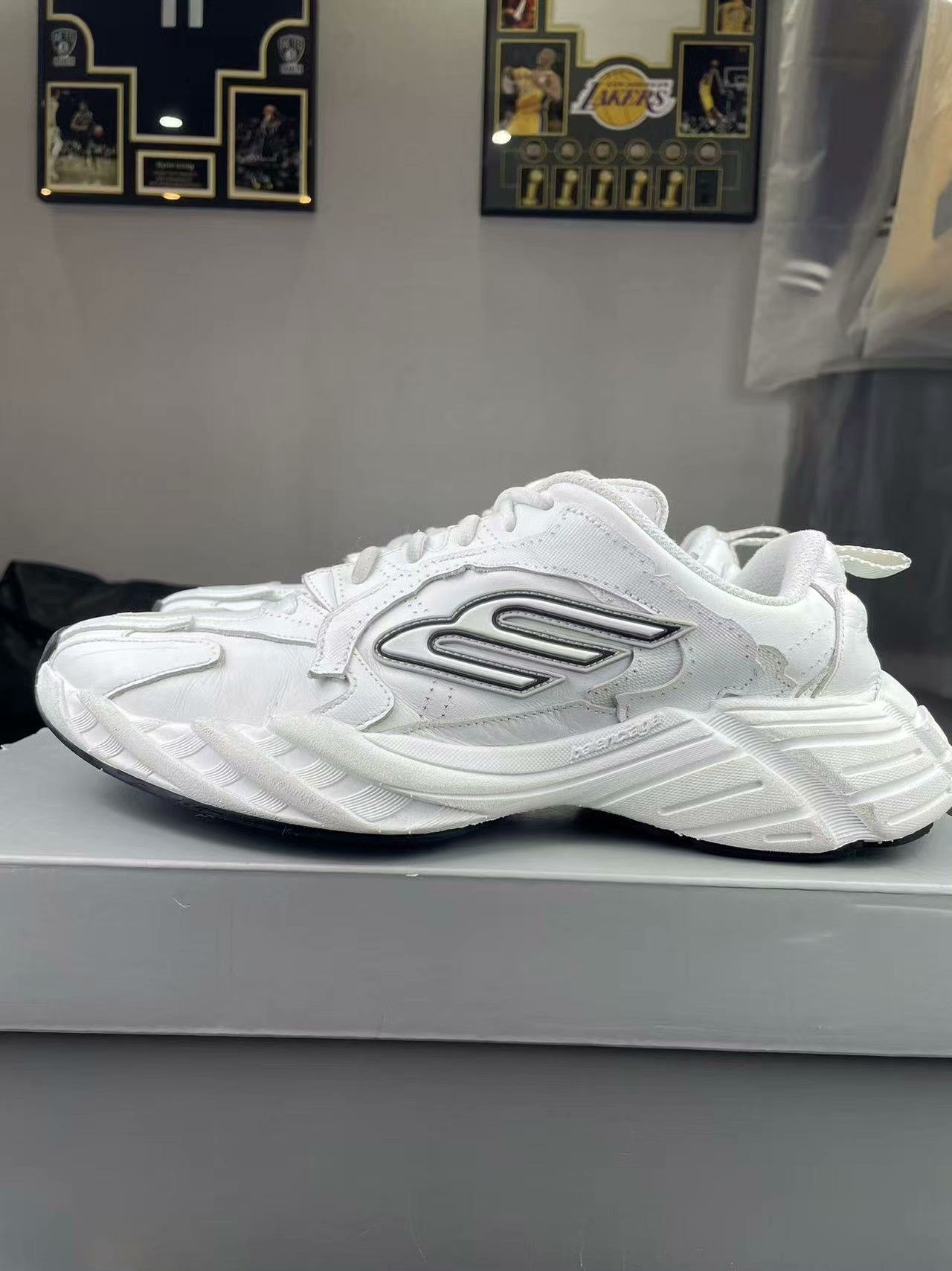 Balenciaga Balenciaga White Lowtop Sneakers 42 Men Size US 9 / EU 42 - 7 Thumbnail