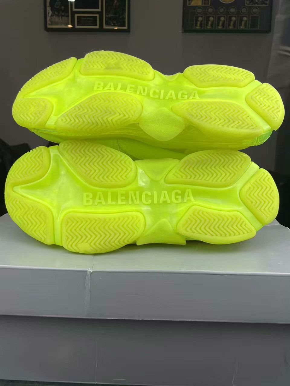 Balenciaga Balenciaga Glow Green Lowtop Sneakers S Men Size US 10 / EU 43 - 4 Thumbnail