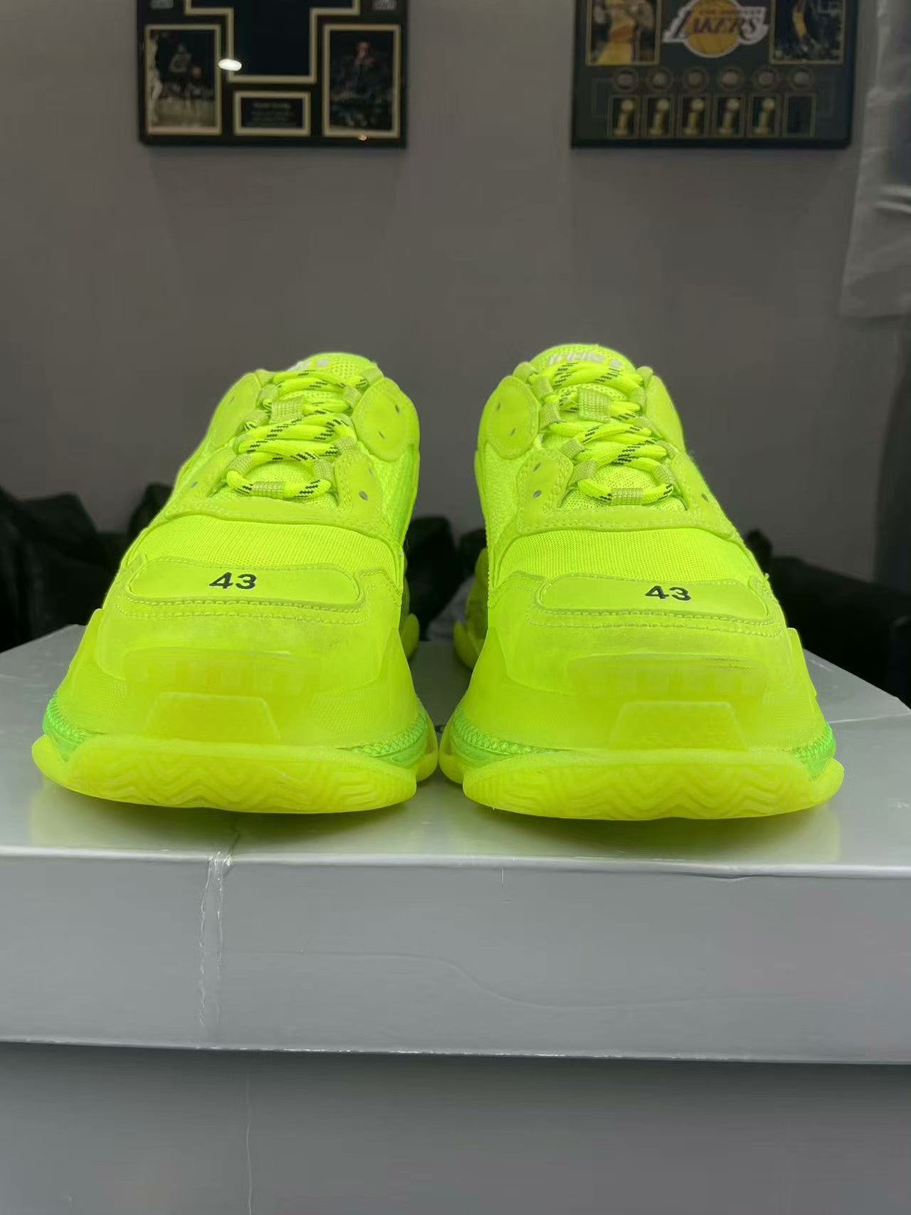 Balenciaga Balenciaga Glow Green Lowtop Sneakers S Men Size US 10 / EU 43 - 2 Thumbnail