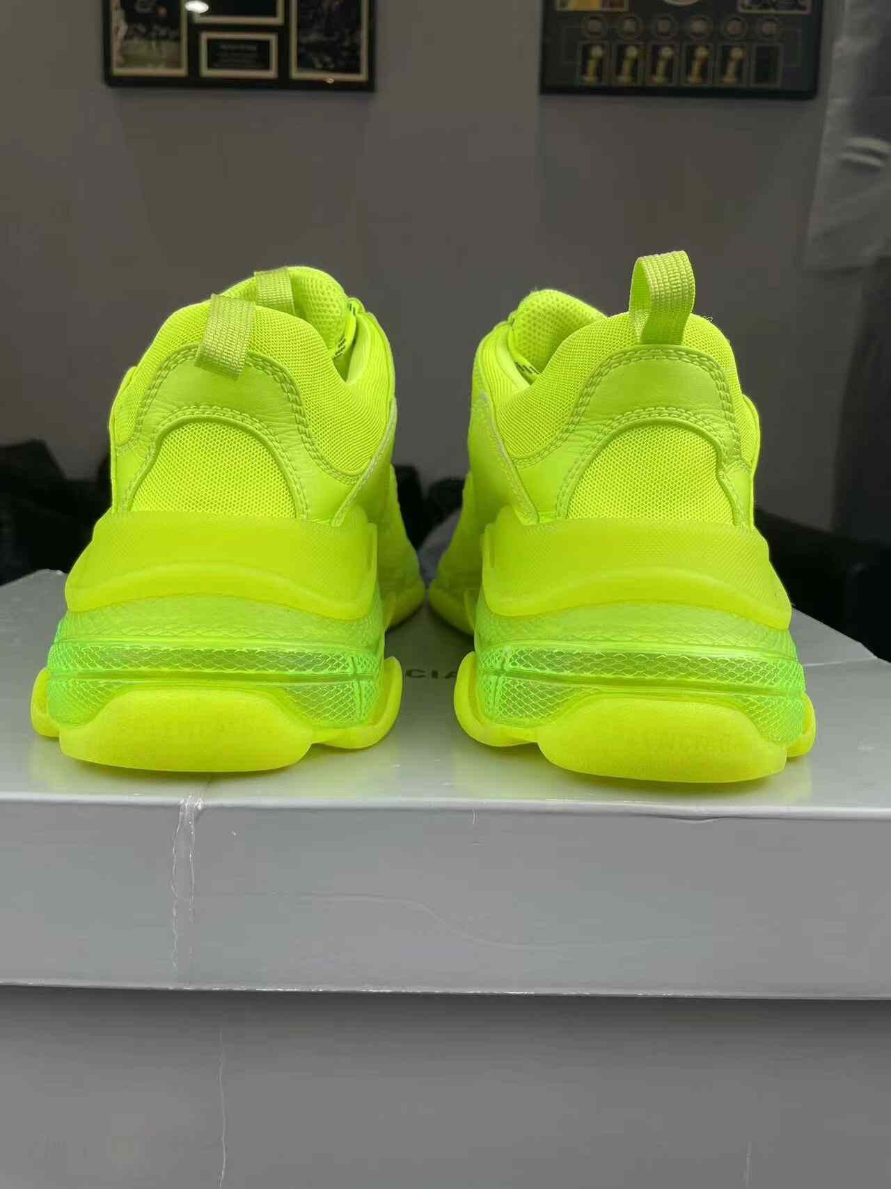 Balenciaga Balenciaga Glow Green Lowtop Sneakers S Men Size US 10 / EU 43 - 3 Thumbnail