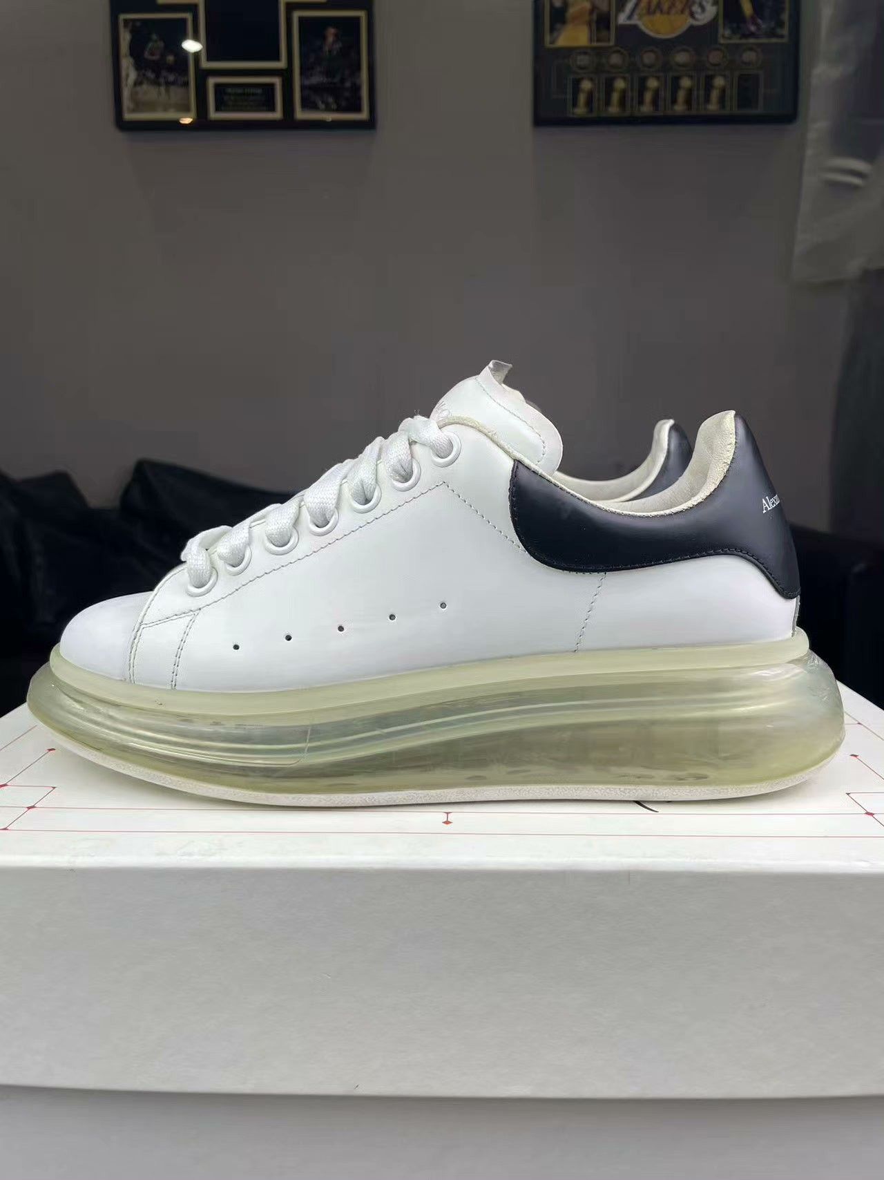 Alexander McQueen Alexander McQueen Black Lowtop Sneakers 39 Women Size US 8.5 / IT 38.5 - 7 Thumbnail