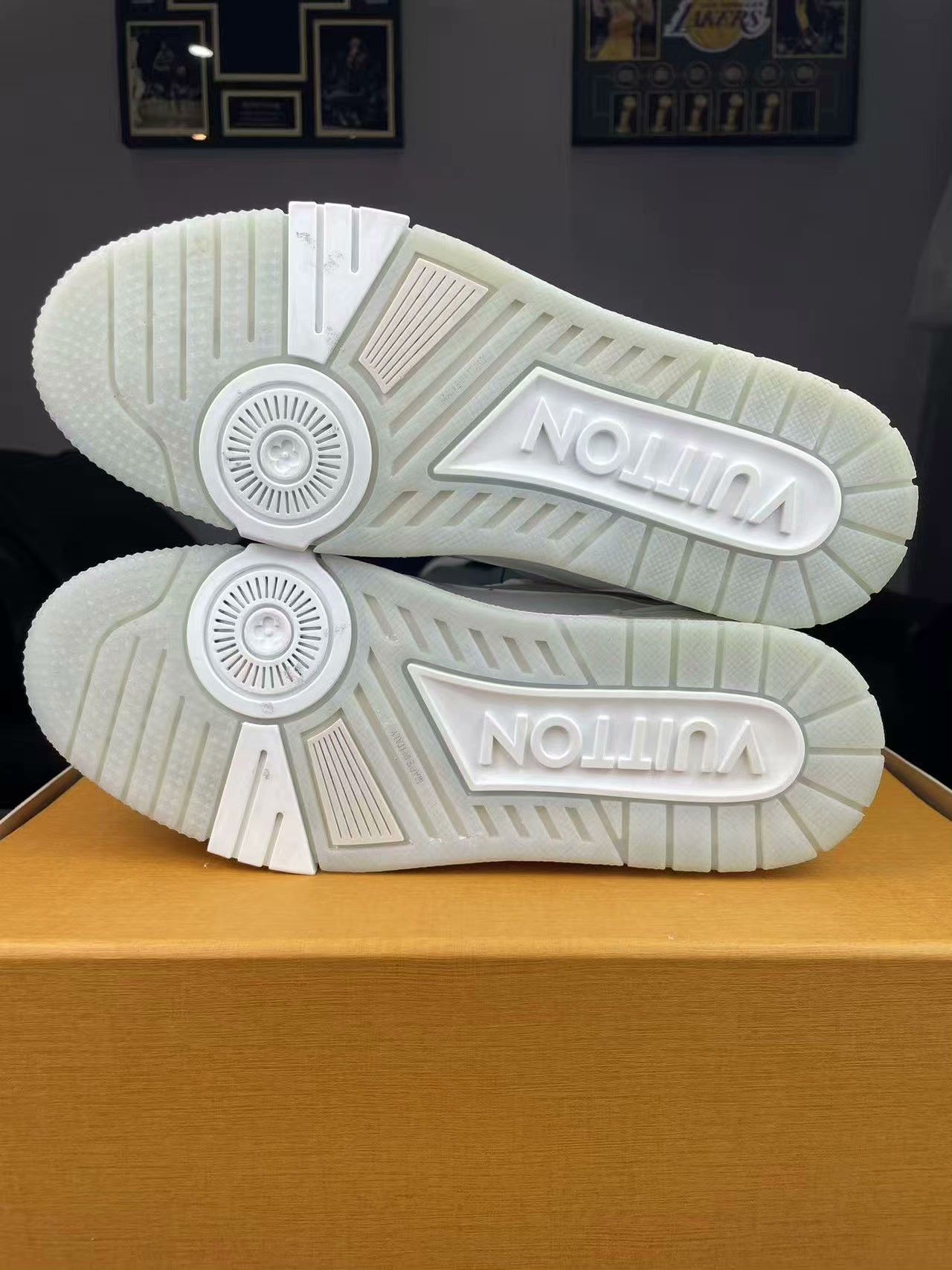 Louis Vuitton Louis Vuitton Training White Lowtop Sneakers 40 Men Size US 7.5 / EU 40-41 - 4 Thumbnail