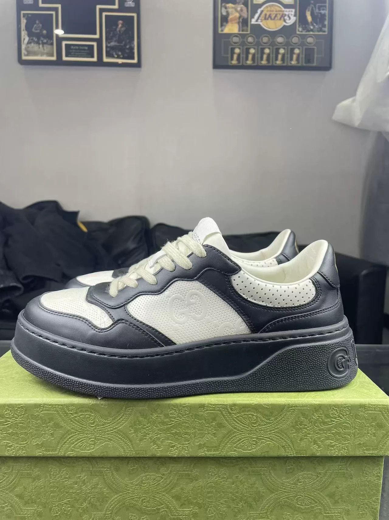 Gucci Gucci Black Lowtop Sneakers 39 Women Size US 8.5 / IT 38.5 - 7 Thumbnail