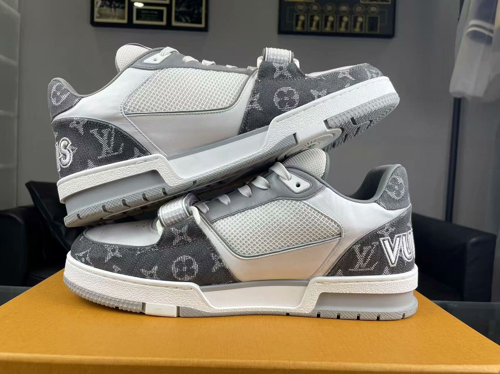 Louis Vuitton Louis Vuitton Training White Lowtop Sneakers 42 Men Size US 9 / EU 42 - 5 Thumbnail