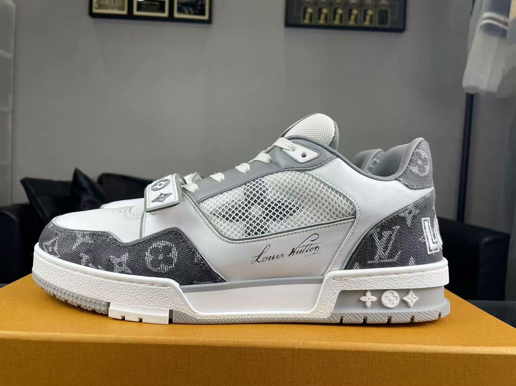 Louis Vuitton Louis Vuitton Training White Lowtop Sneakers 42 Men Size US 9 / EU 42 - 7 Thumbnail