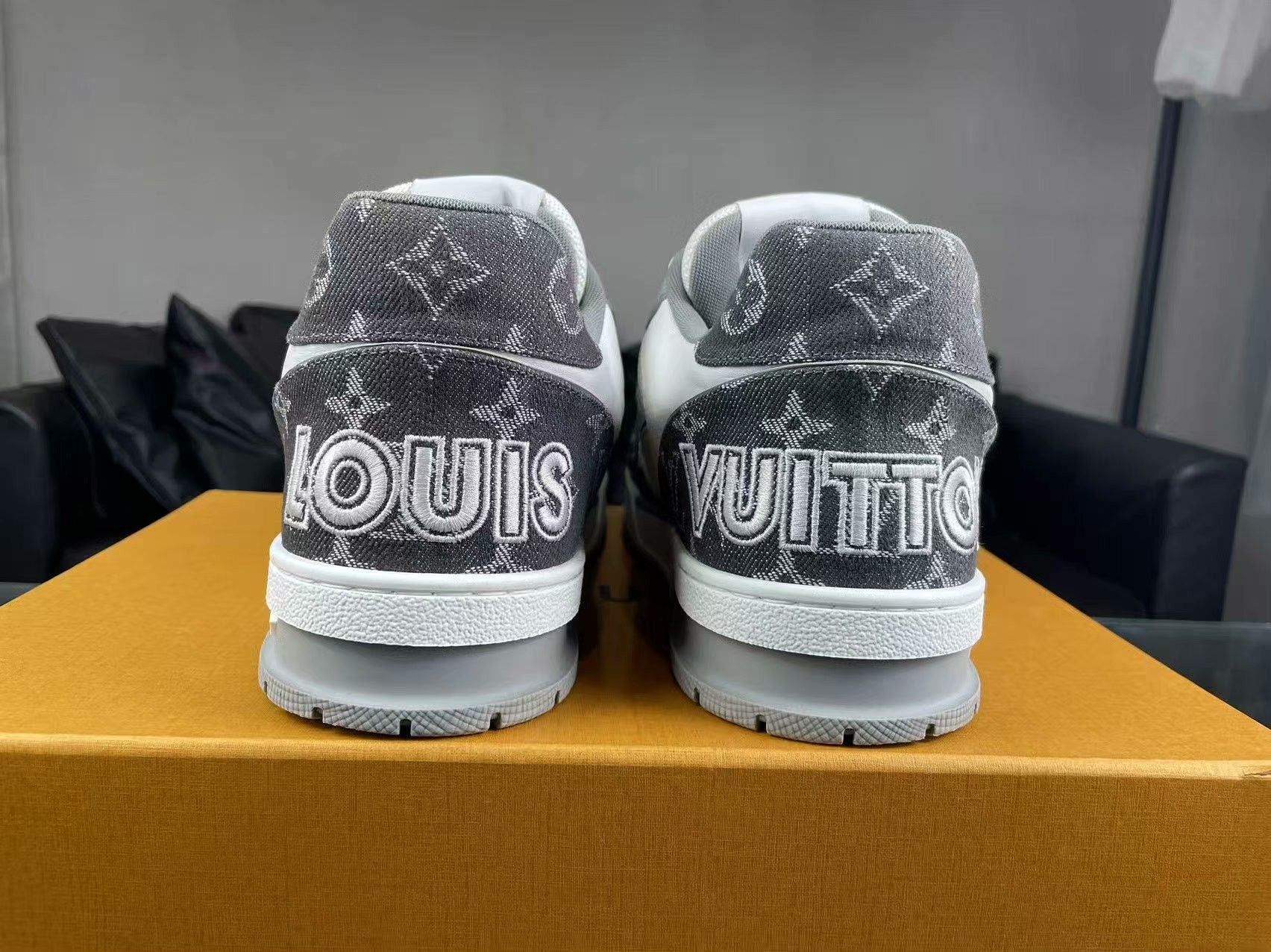 Louis Vuitton Louis Vuitton Training White Lowtop Sneakers 42 Men Size US 9 / EU 42 - 3 Thumbnail