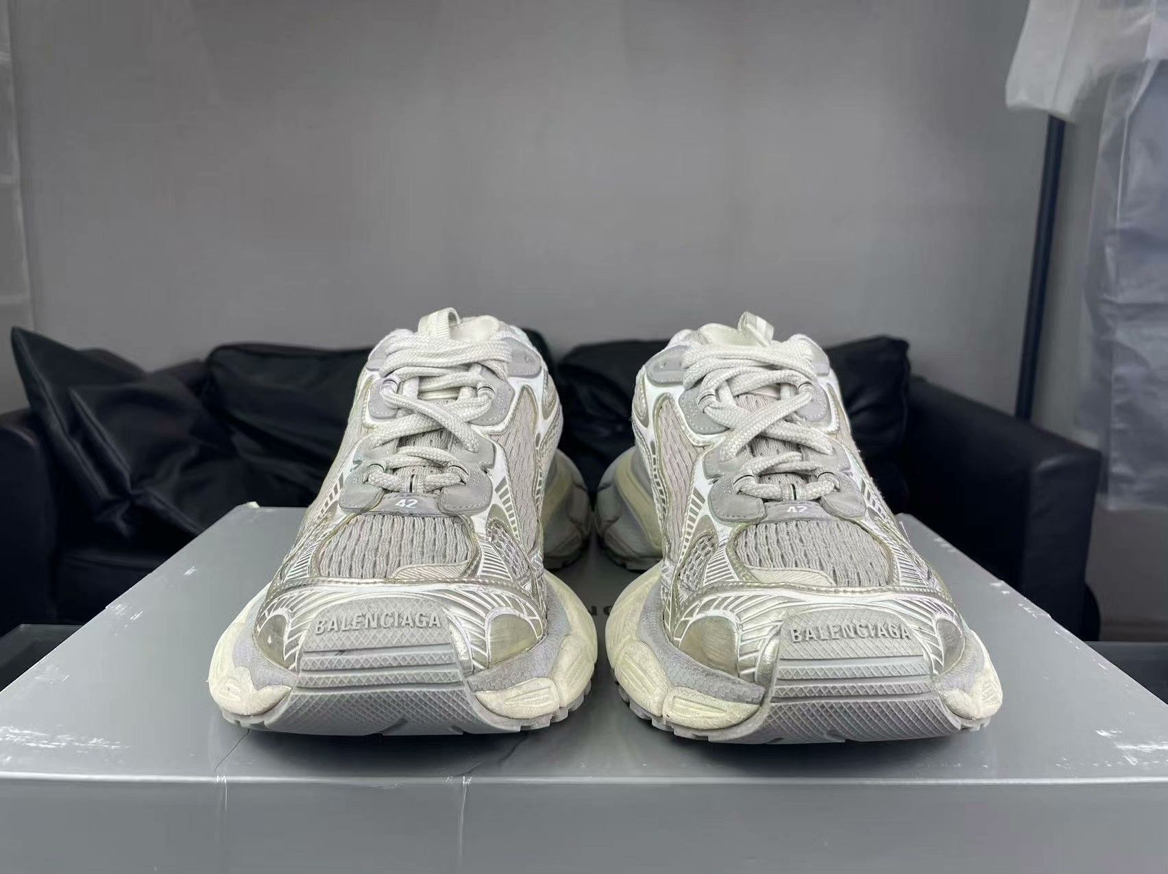 Balenciaga Balenciaga Gold Lowtop Sneakers 42 Men Size US 9 / EU 42 - 2 Thumbnail