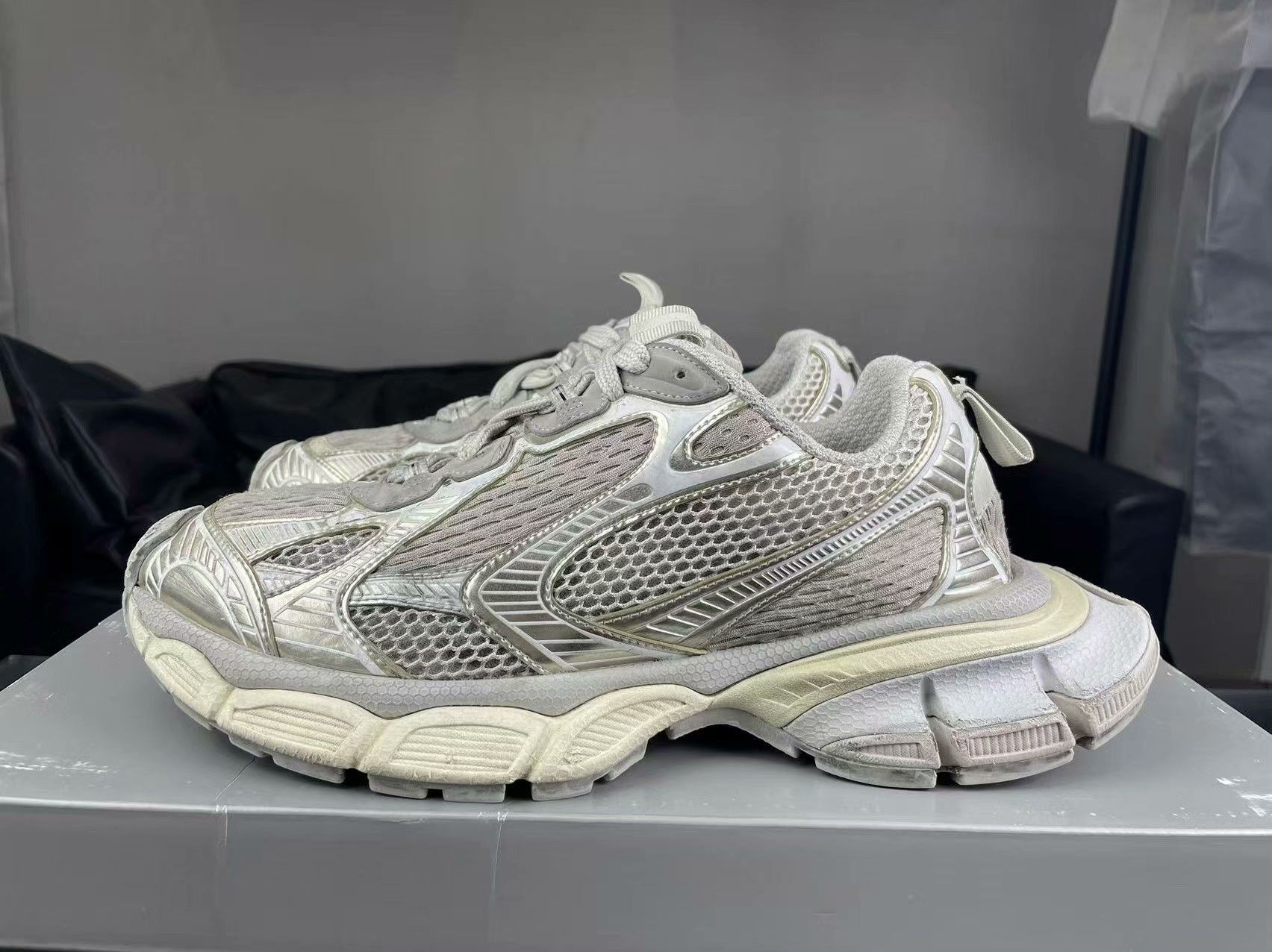 Balenciaga Balenciaga Gold Lowtop Sneakers 42 Men Size US 9 / EU 42 - 7 Thumbnail