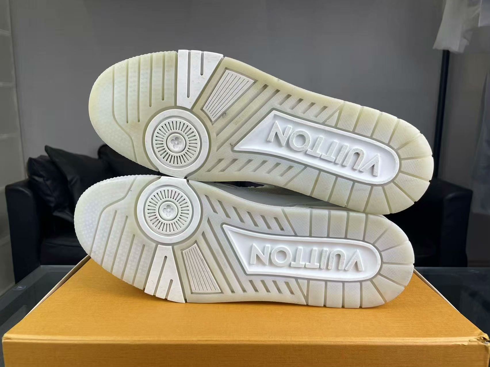 Louis Vuitton Louis Vuitton Training White Lowtop Sneakers 42 Men Size US 9 / EU 42 - 4 Thumbnail