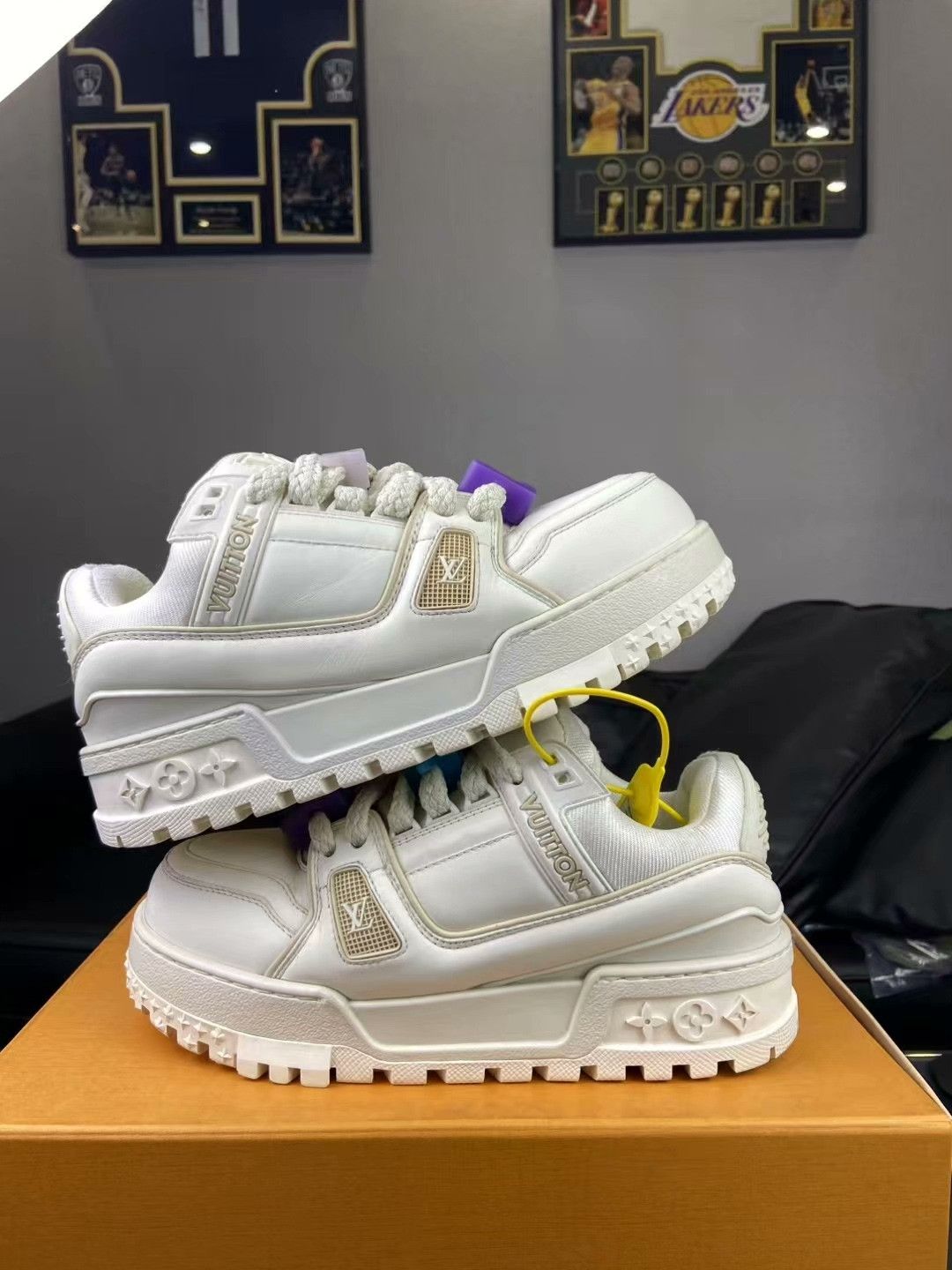 Louis Vuitton Louis Vuitton White Lowtop Sneakers 39 Men Size US 6.5 / EU 39-40 - 7 Thumbnail