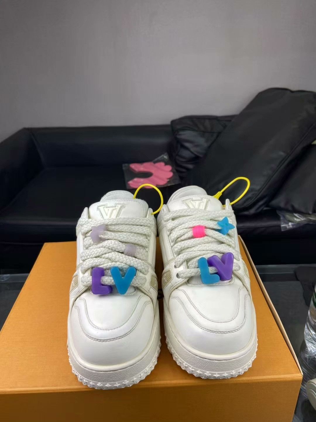 Louis Vuitton Louis Vuitton White Lowtop Sneakers 39 Men Size US 6.5 / EU 39-40 - 2 Thumbnail