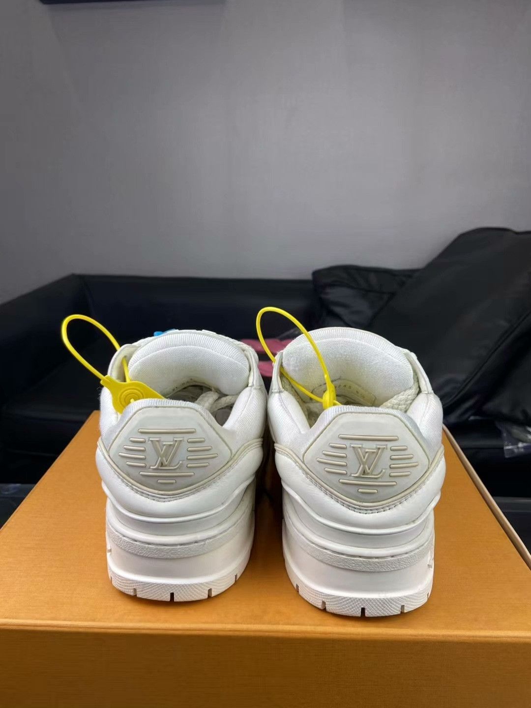 Louis Vuitton Louis Vuitton White Lowtop Sneakers 39 Men Size US 6.5 / EU 39-40 - 4 Thumbnail