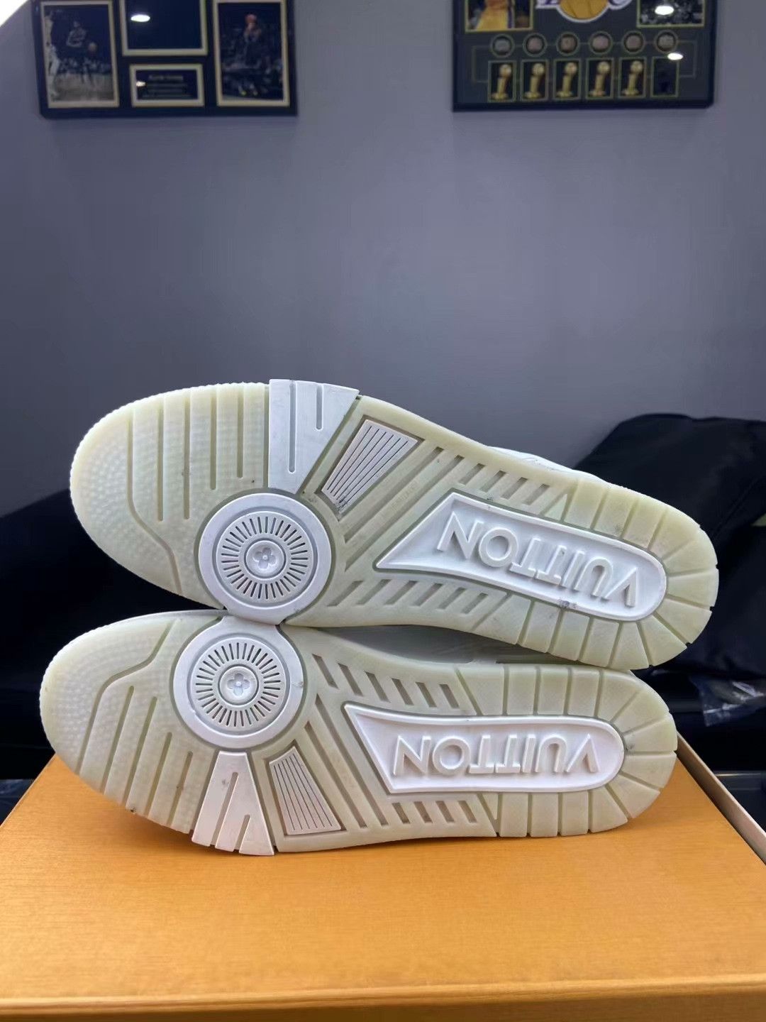 Louis Vuitton Louis Vuitton Training White Lowtop Sneakers 42 Men Size US 9 / EU 42 - 4 Thumbnail
