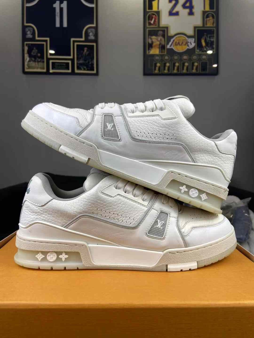 Louis Vuitton Louis Vuitton Training White Lowtop Sneakers 42 Men Size US 9 / EU 42 - 7 Thumbnail