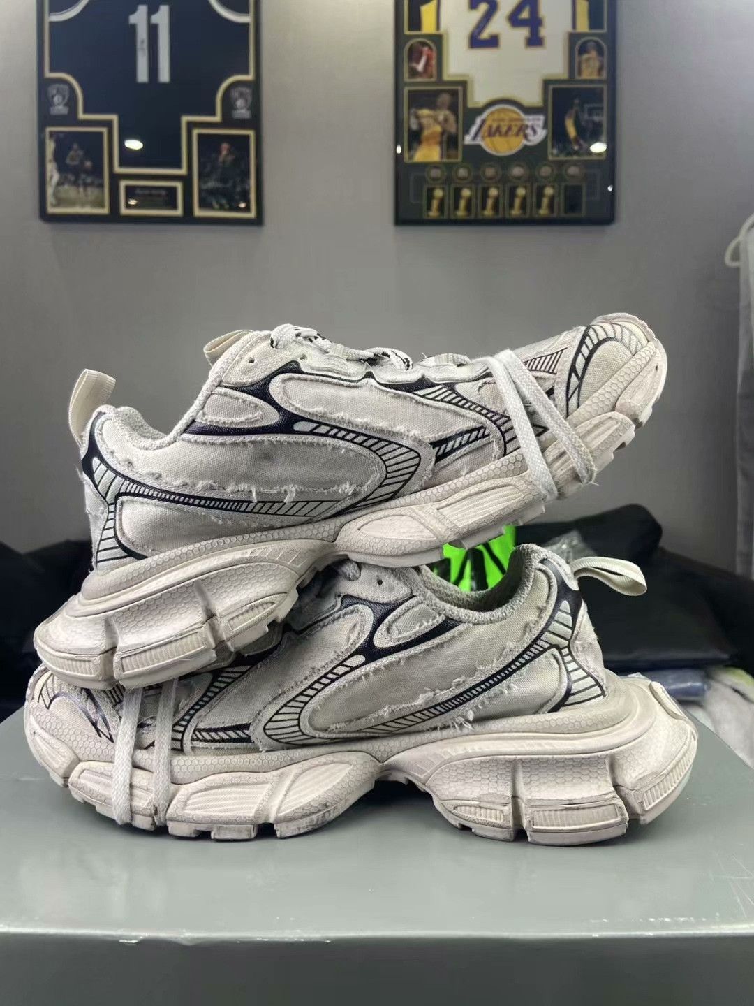 Balenciaga Balenciaga Distressed White Lowtop Sneakers XXXL Women Size US 8 / IT 38 - 6 Thumbnail