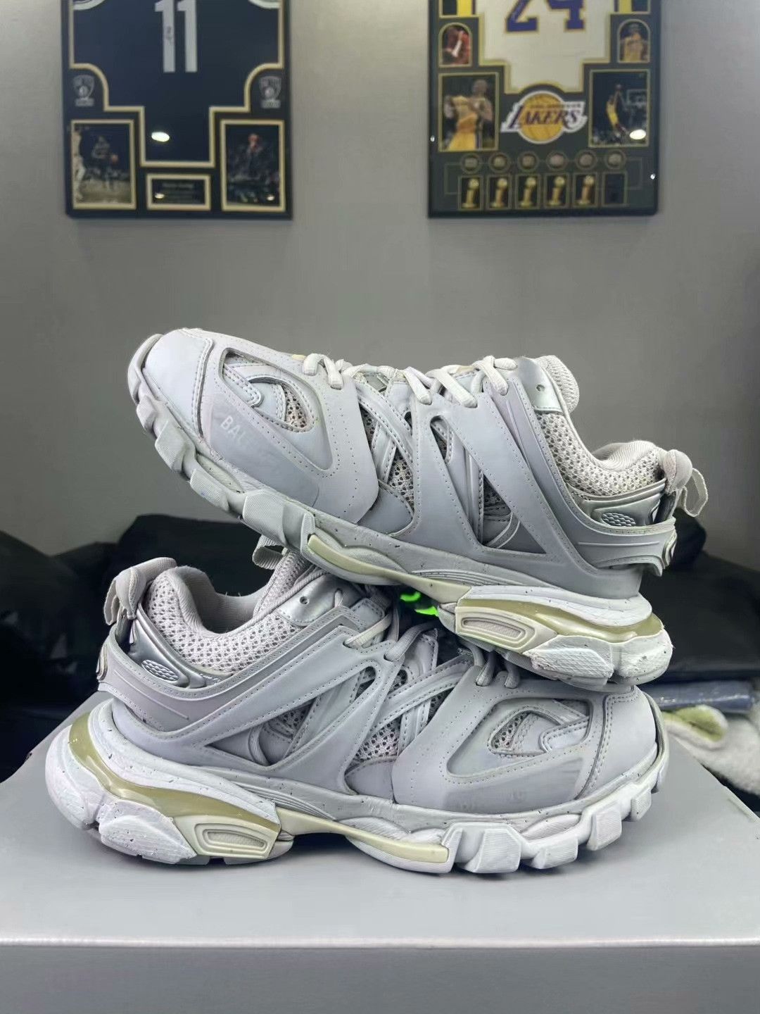Balenciaga Balenciaga Silver Lowtop Sneakers 39 Women Size US 8.5 / IT 38.5 - 7 Thumbnail