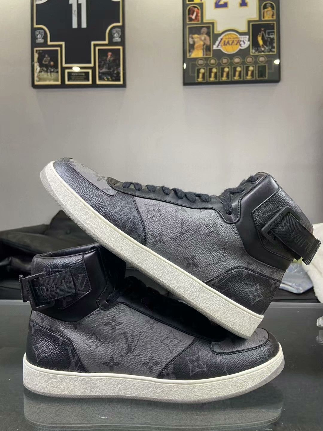 Louis Vuitton Louis Vuitton Gray Hitop Sneakers 42 Men Size US 9 / EU 42 - 7 Thumbnail