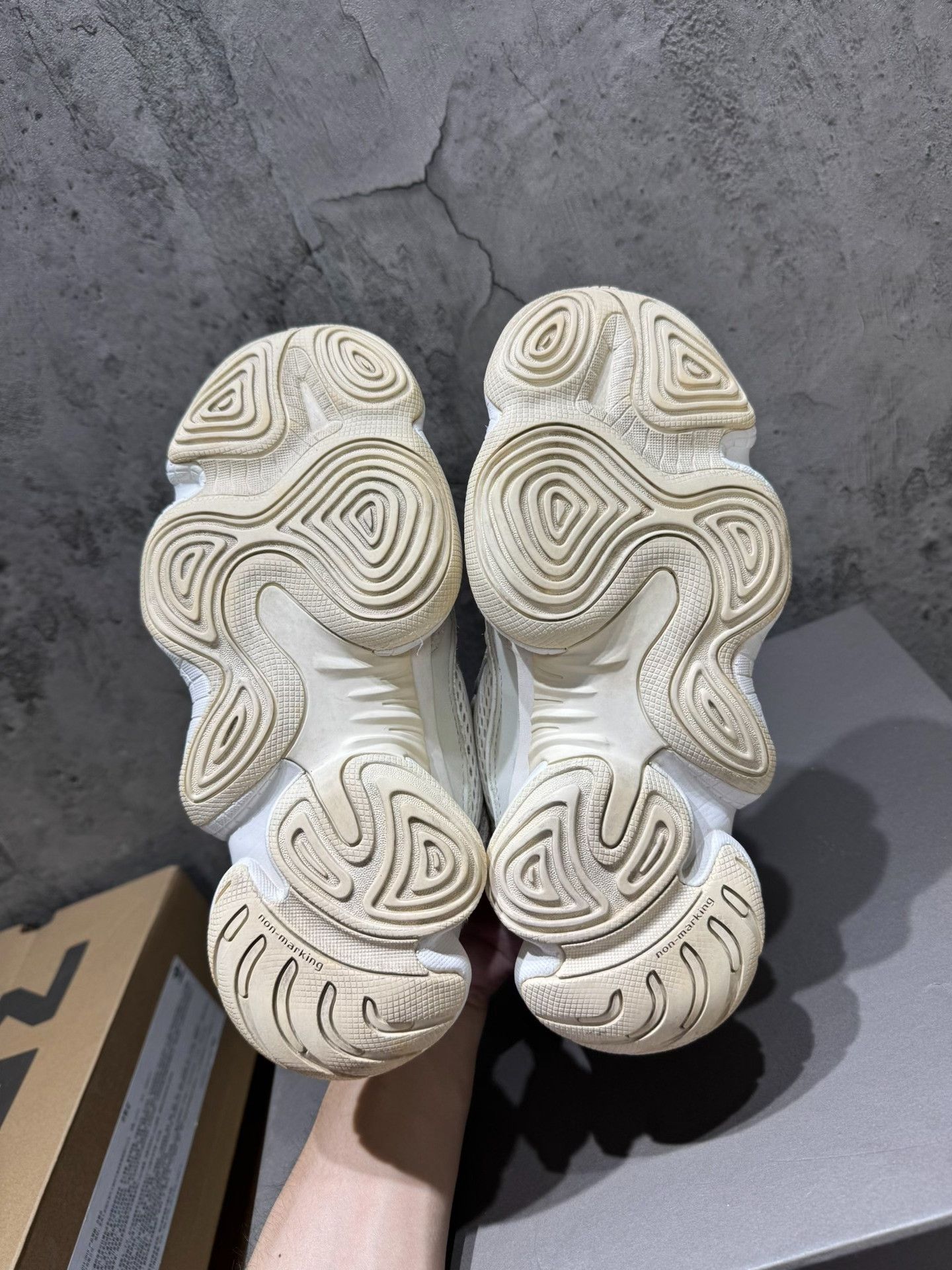 Adidas Adidas YEEZY500 White Lowtop Sneakers 38 Men Size US 6 / EU 39 - 3 Thumbnail