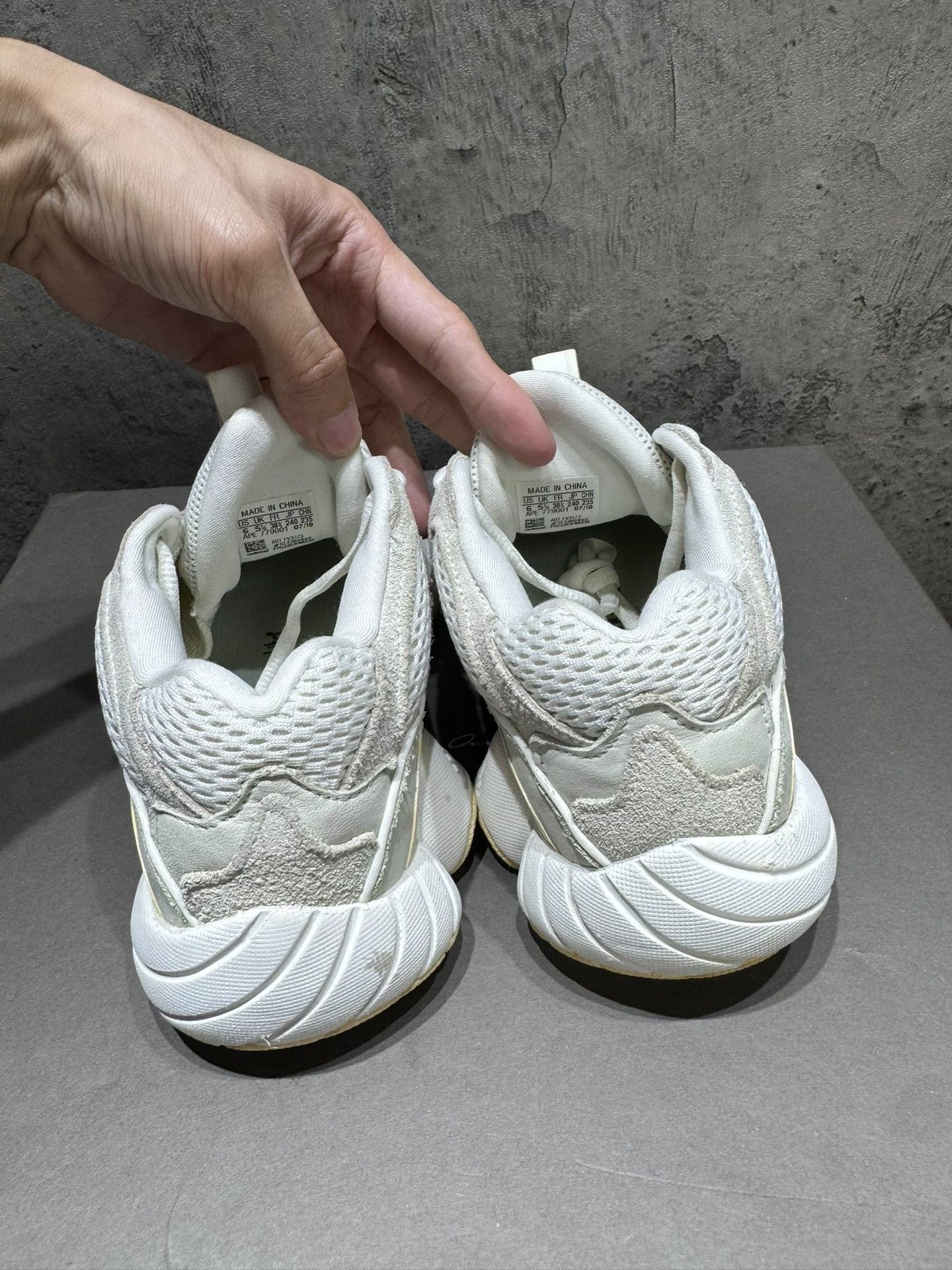 Adidas Adidas YEEZY500 White Lowtop Sneakers 38 Men Size US 6 / EU 39 - 4 Thumbnail