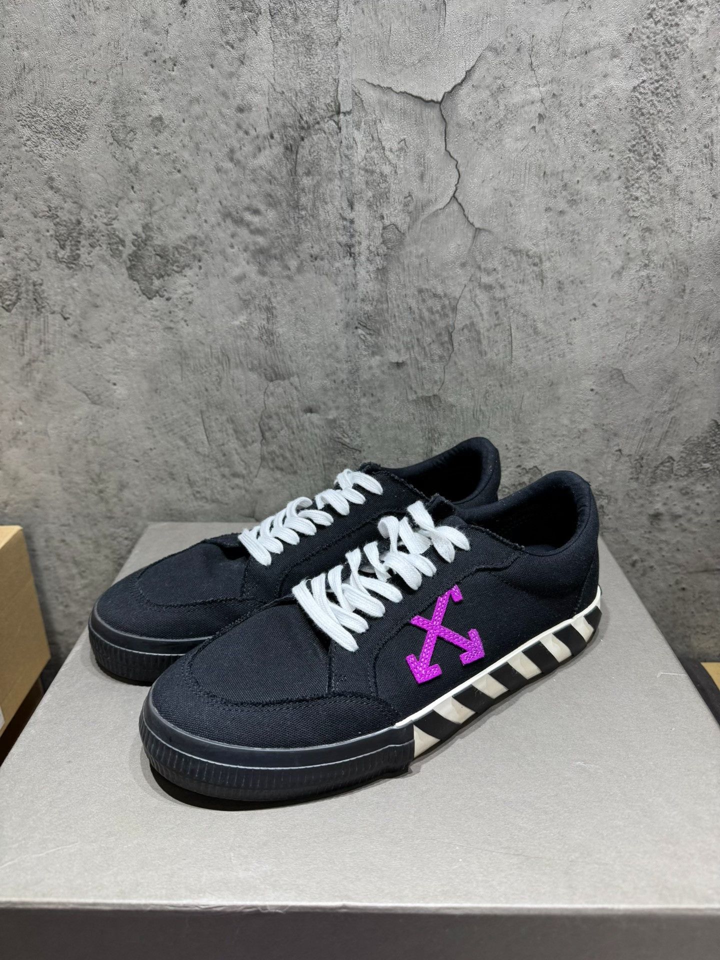 Off-White Off-White Striped Purple Lowtop Sneakers 11.5 Men Size US 11.5 / EU 44-45 - 2 Thumbnail