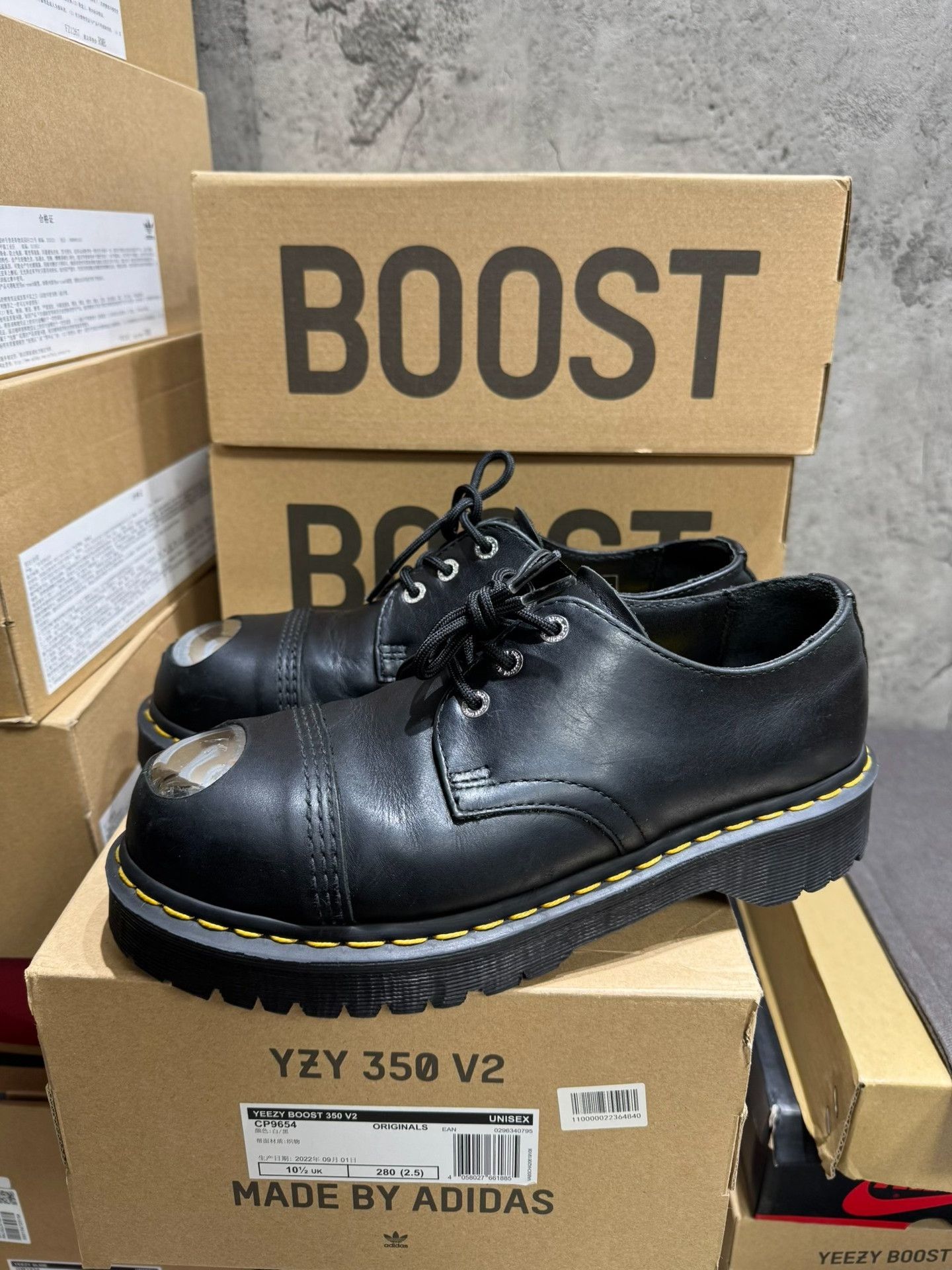 Dr. Martens Dr. Martens Yellow Lowtop Sneakers 7.5 Men Size US 7.5 / EU 40-41 - 5 Thumbnail