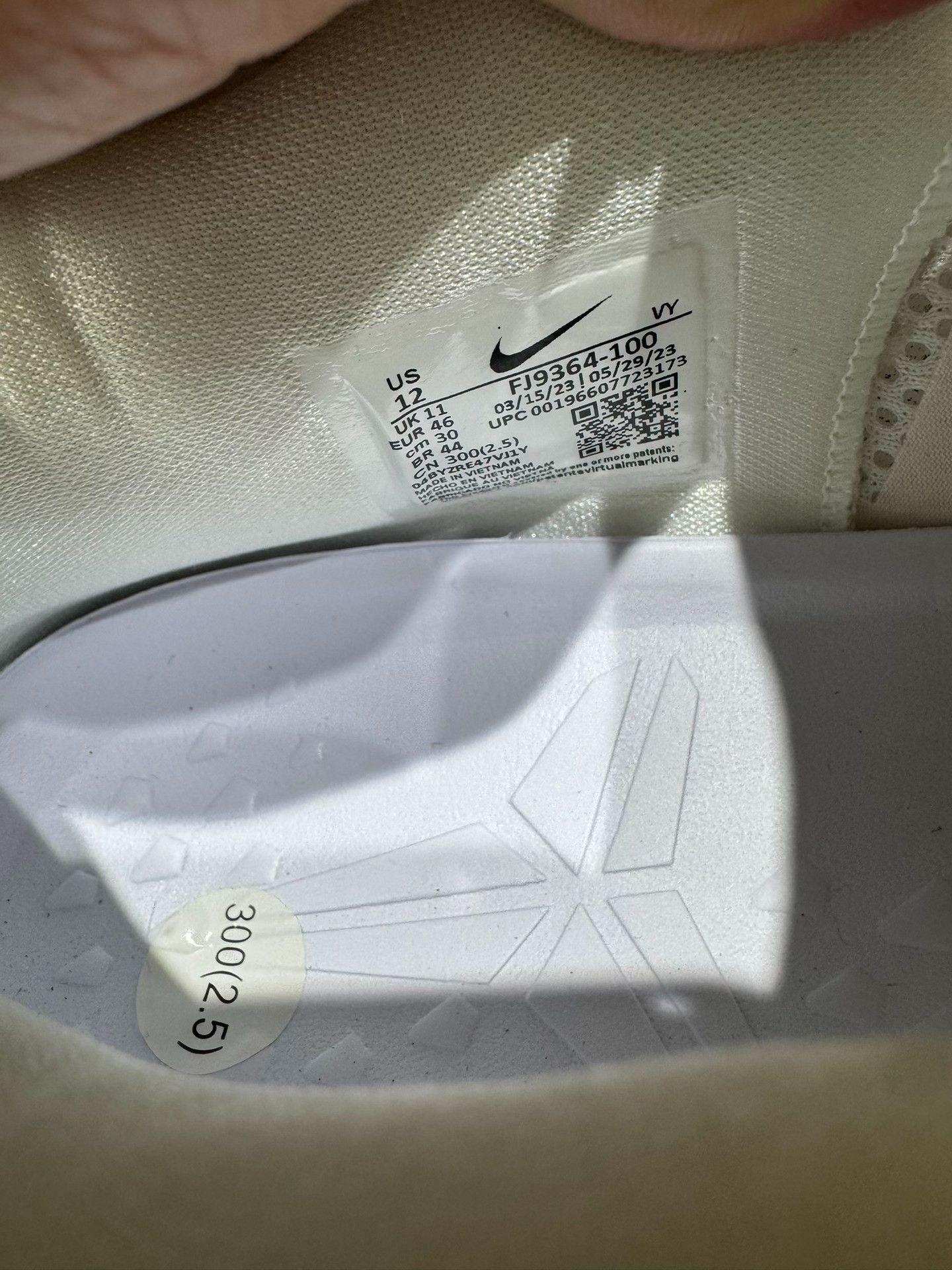 Nike Nike KOBE 8 White Lowtop Sneakers 12 Men Size US 12 / EU 45 - 9 Thumbnail