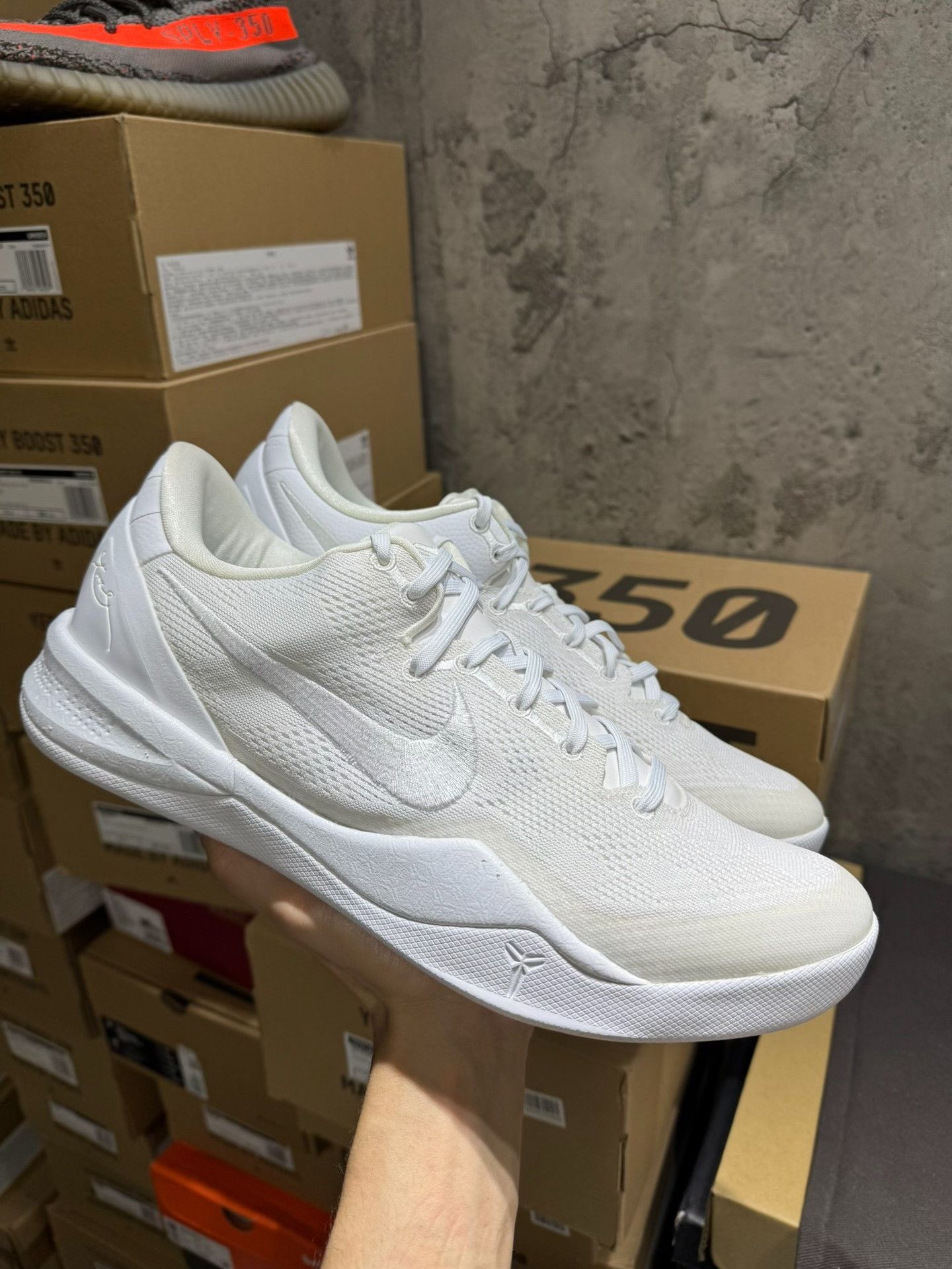 Nike Nike KOBE 8 White Lowtop Sneakers 12 Men Size US 12 / EU 45 - 4 Thumbnail