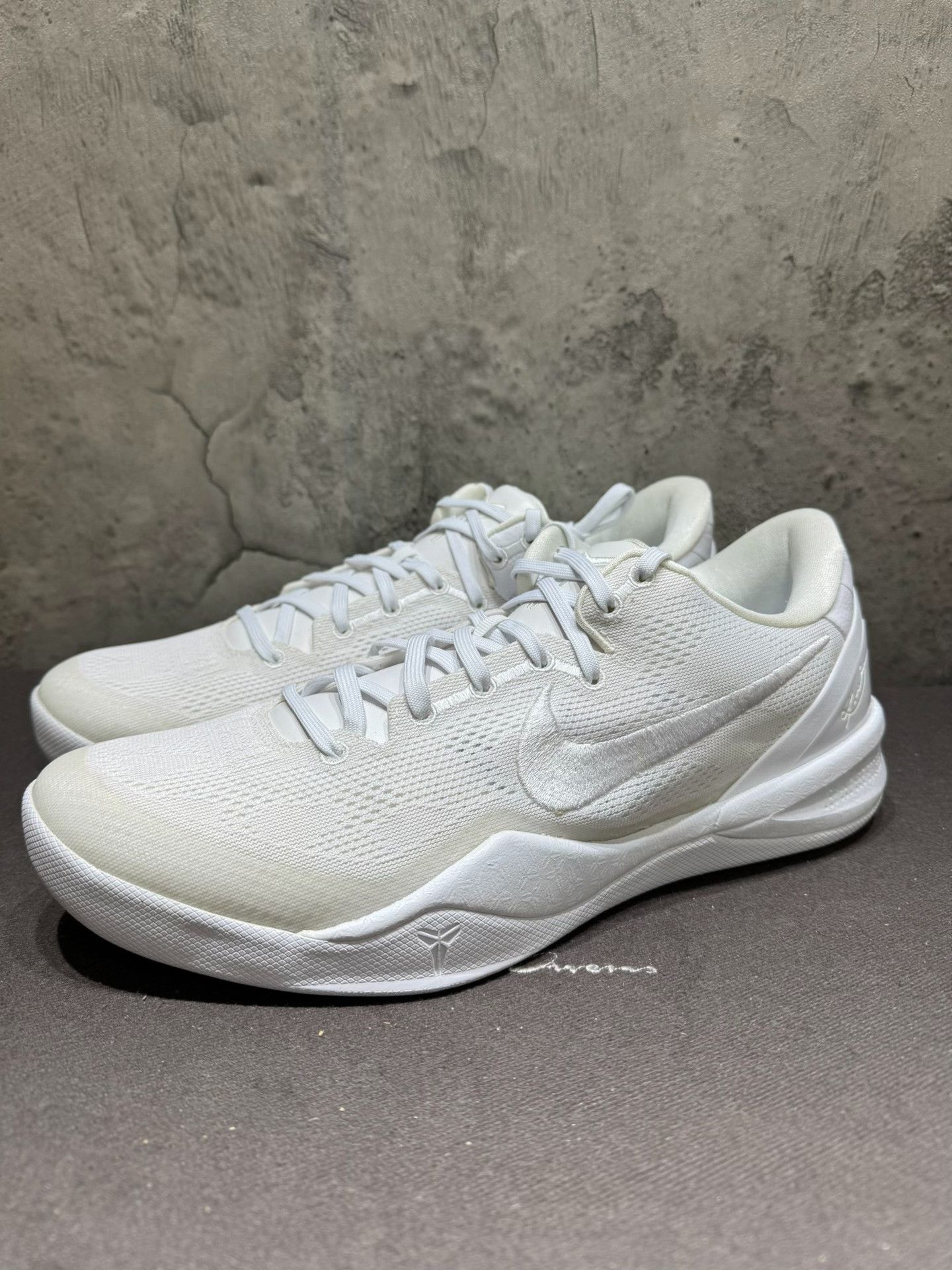 Nike Nike KOBE 8 White Lowtop Sneakers 12 Men Size US 12 / EU 45 - 5 Thumbnail