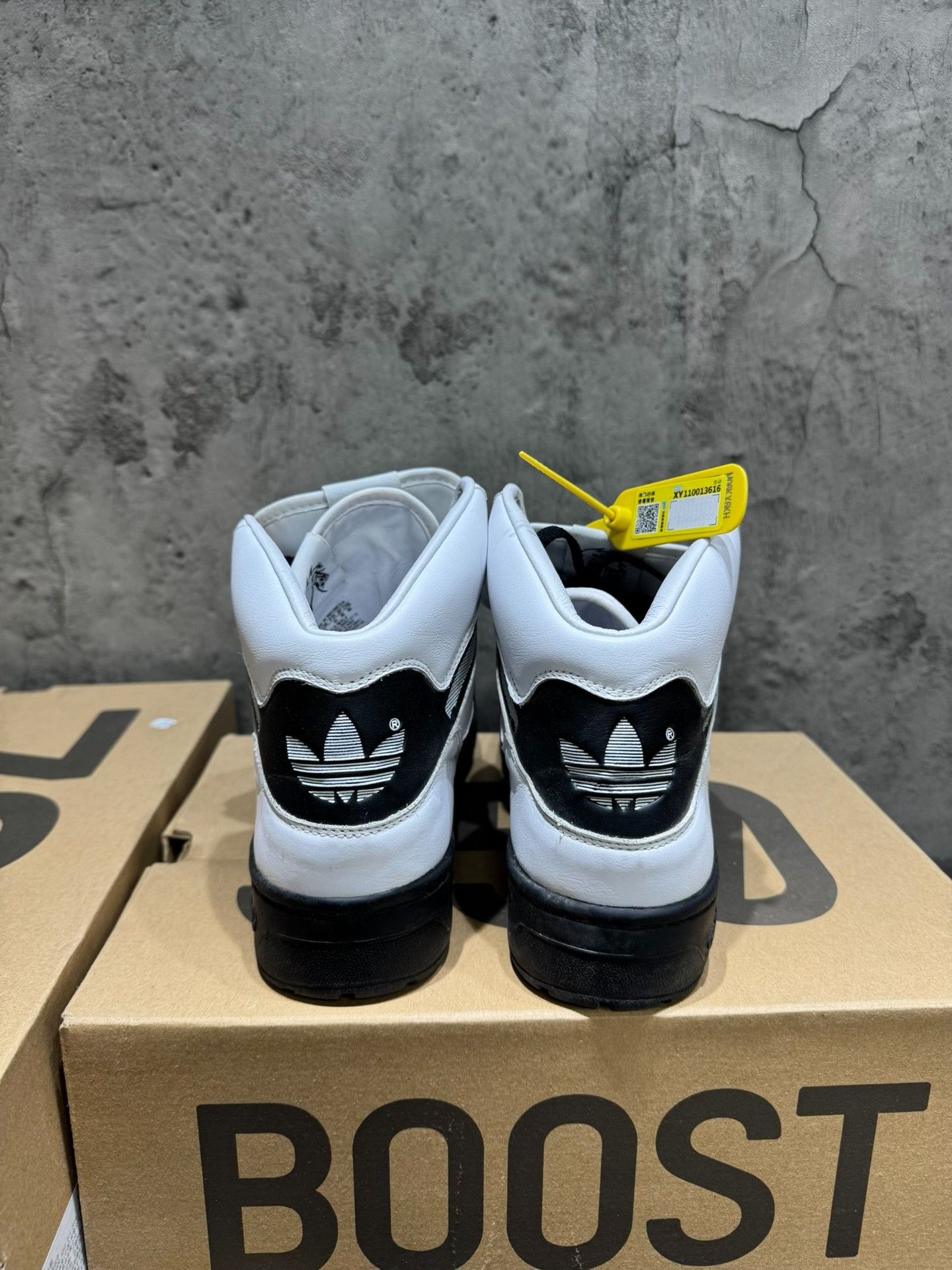 Adidas Adidas Black Lowtop Sneakers 42 Men Size US 9 / EU 42 - 9 Thumbnail